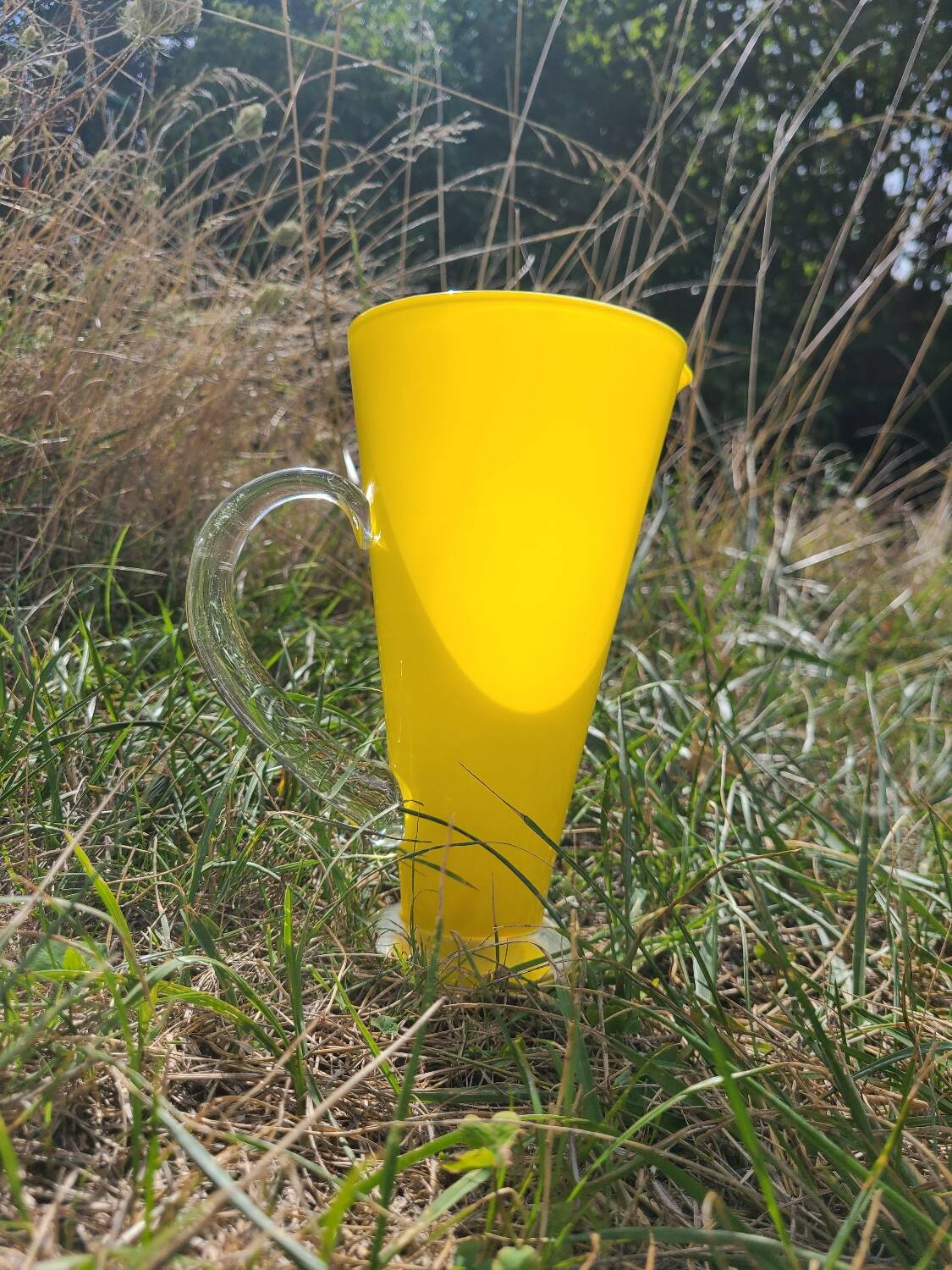 Pichet, vase artisanal en verre jaune