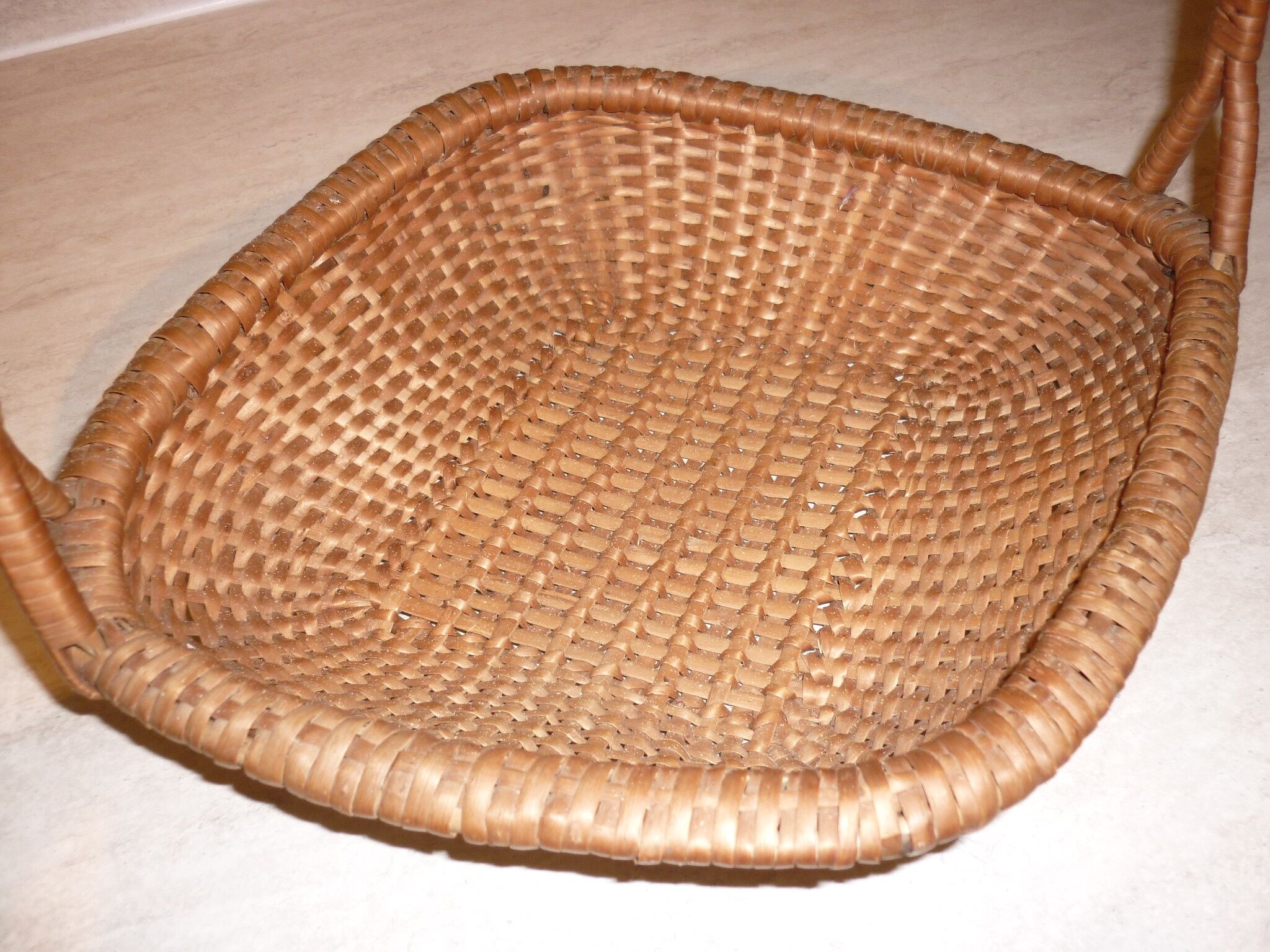Flat diamond-shaped rattan basket with handle