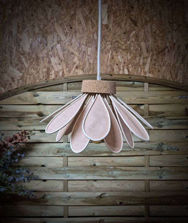 Suspension fleur Iris, 16 pétales en rotin et lin vieux rose