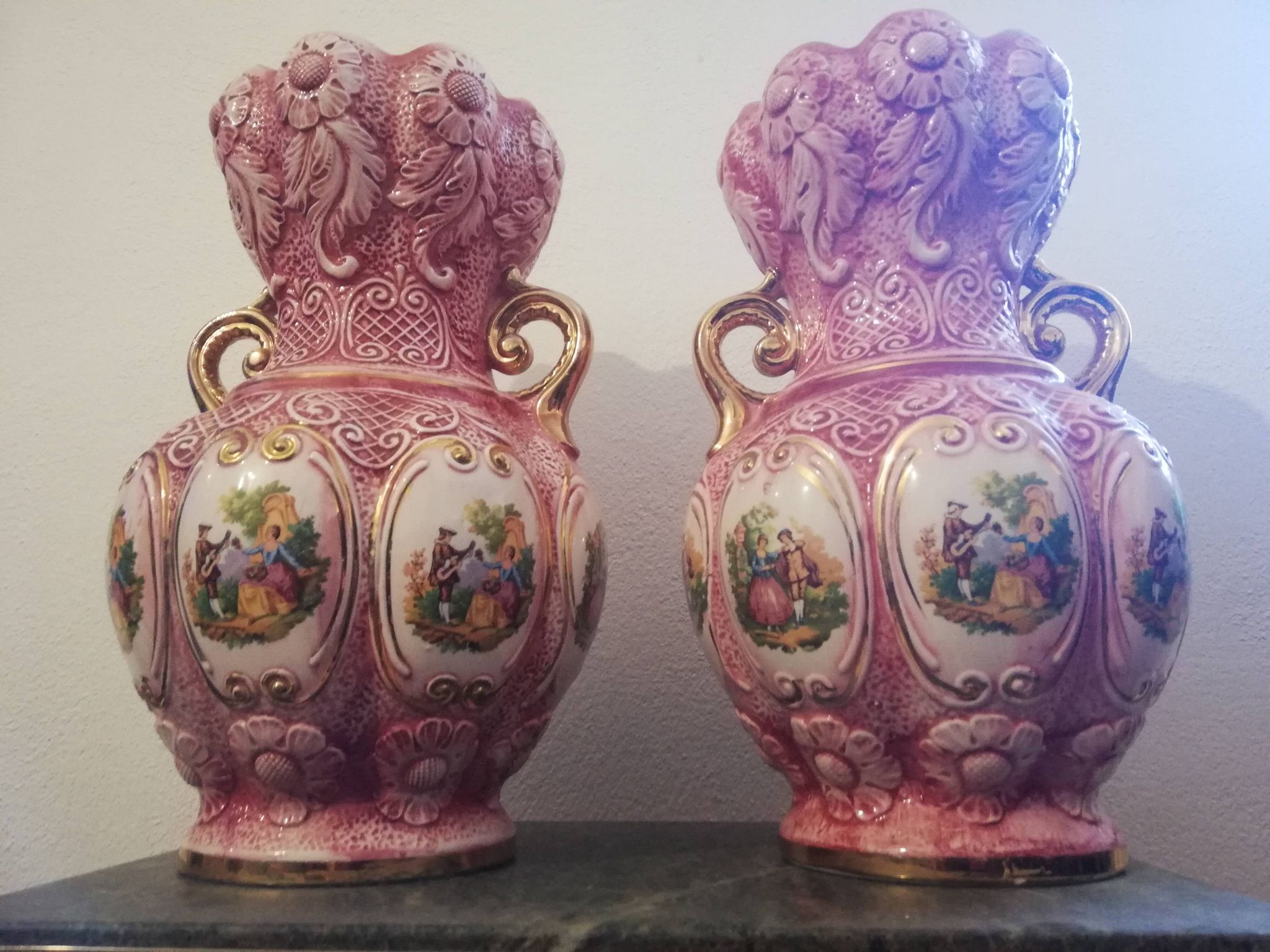 Paire de vases fragonard en porcelaine émaillée