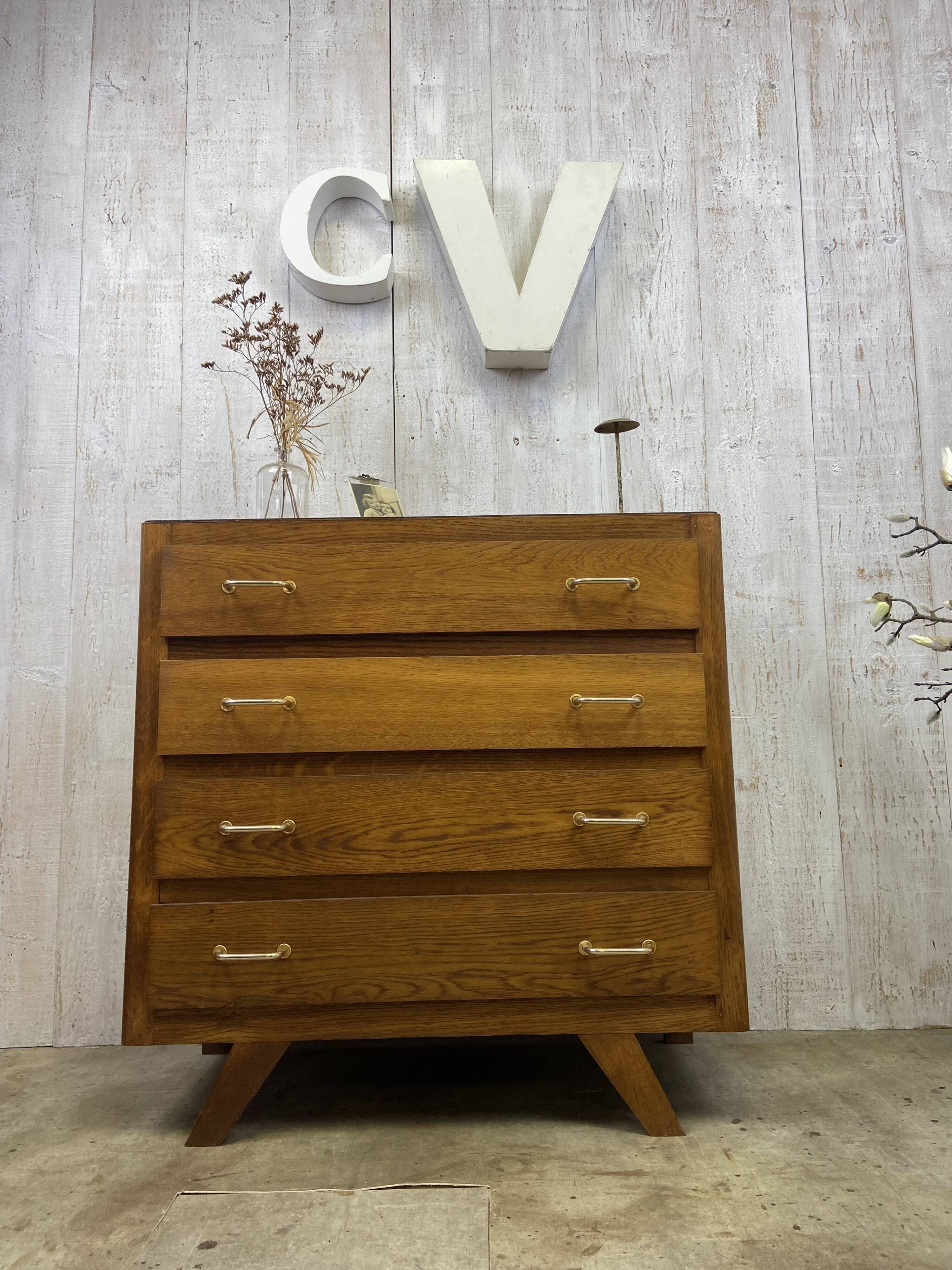 Commode aux pieds compas