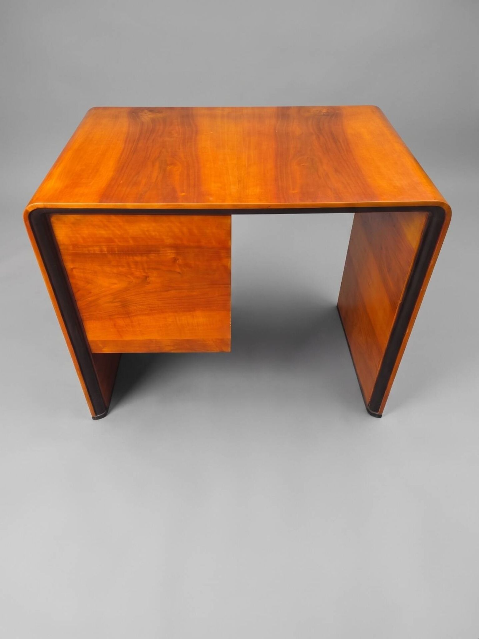 Bureau d'écriture en noyer italien. attribué à Guglielmo Ulrich.