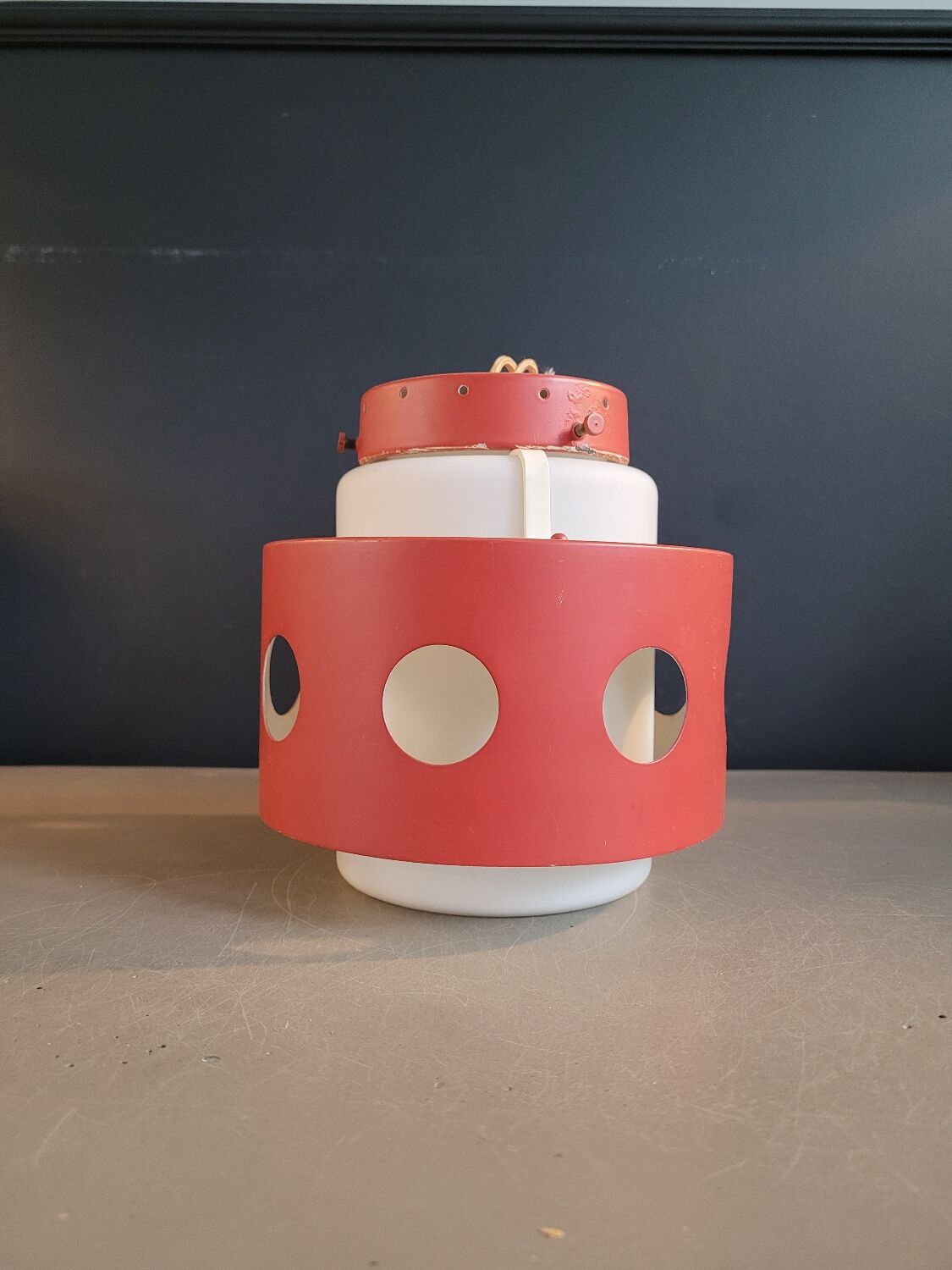 Suspension space-age en opaline et métal