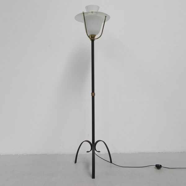 Lampe vintage sur pied avec abat-jour en verre et abat-jour en acier perforé