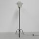 Lampe vintage sur pied avec abat-jour en verre et abat-jour en acier perforé