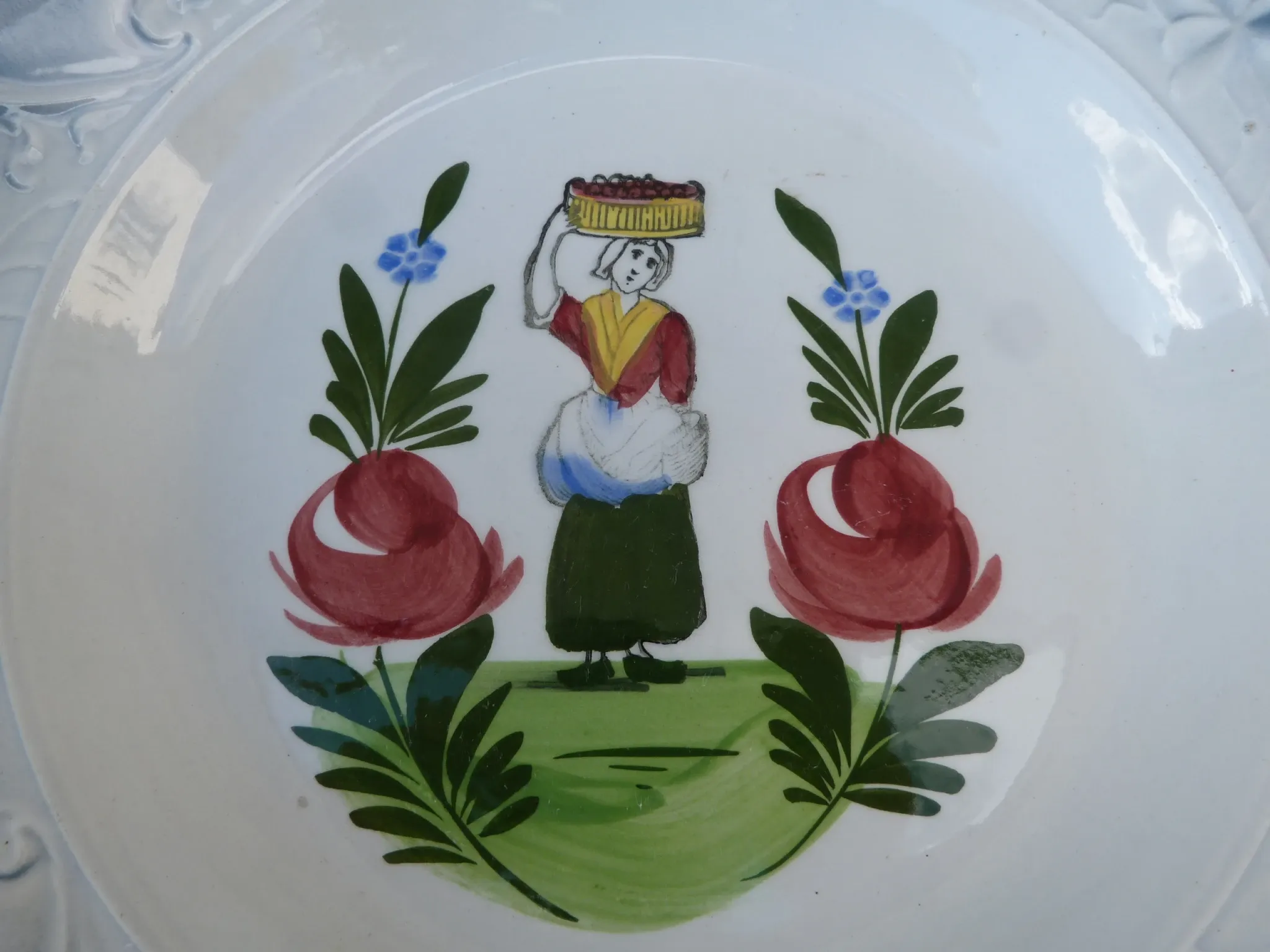 Shallow dish St Amand pattern "peasant with a basket"