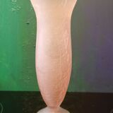 Vase in cracked glass paste, pink color. conical shape on pedestal.