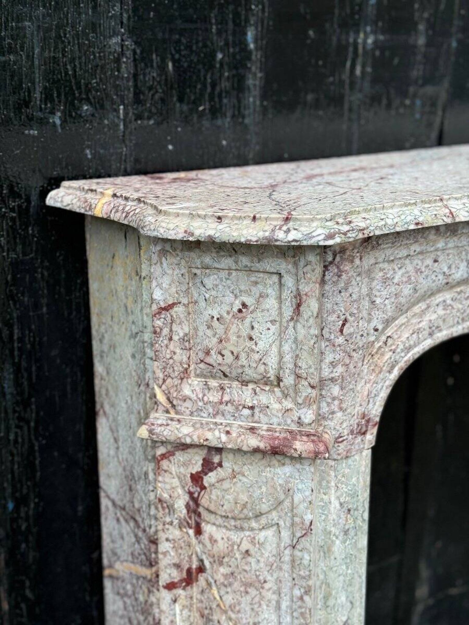 Cheminée de style Louis XV Pompadour en marbre rosé vers 1900