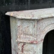 Cheminée de style Louis XV Pompadour en marbre rosé vers 1900
