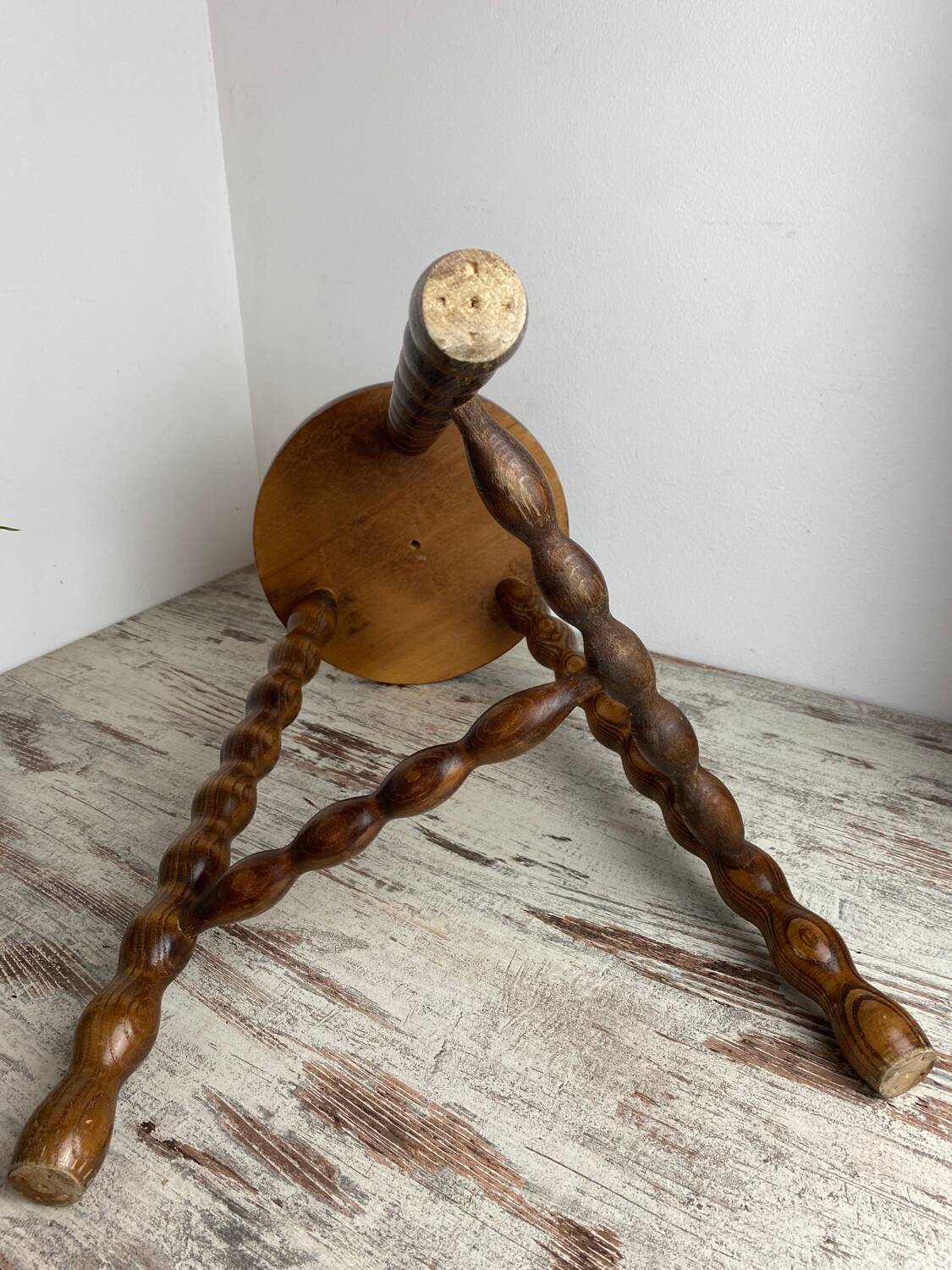Tabouret tripode en bois tourné