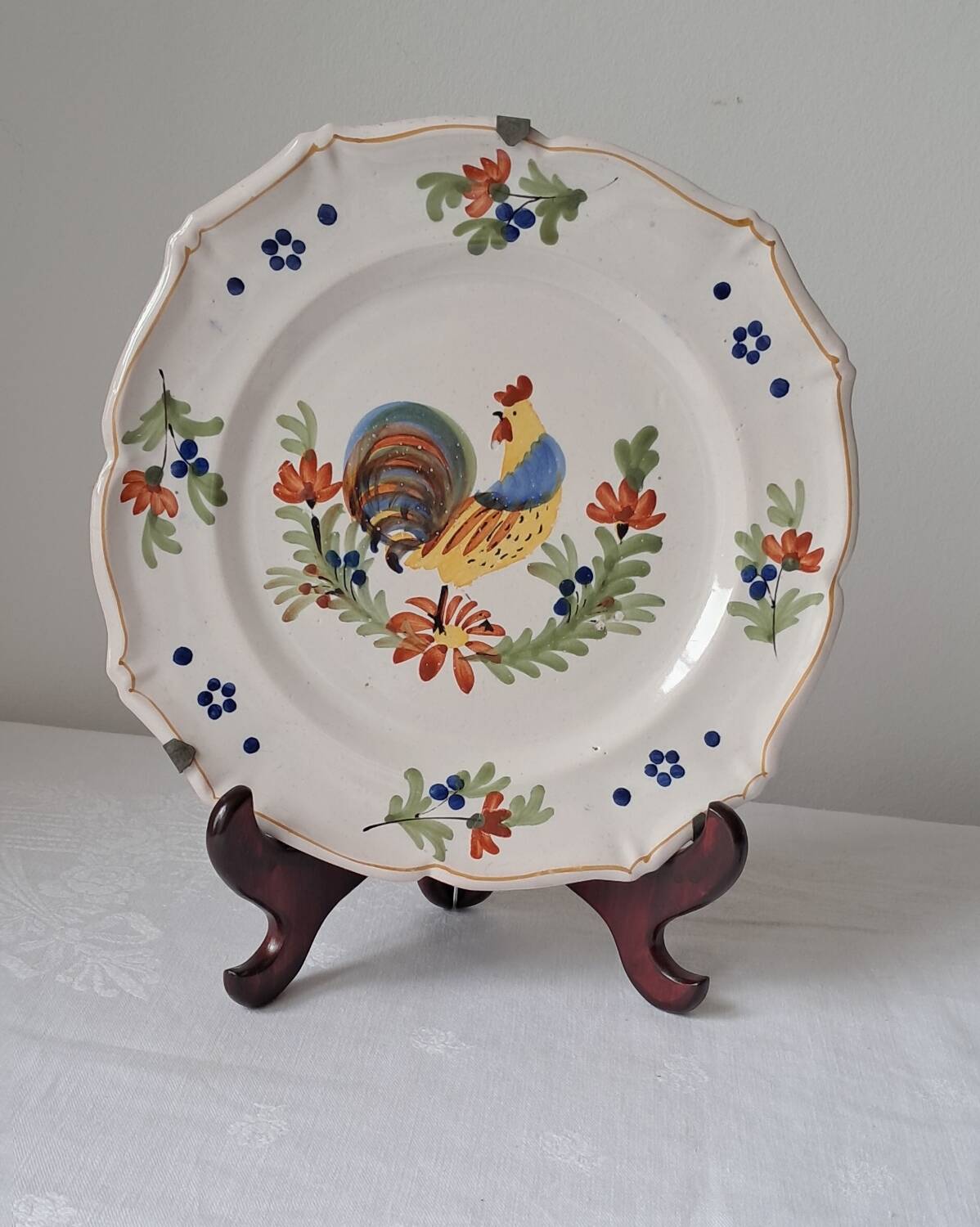 Decorative plate in earthenware with rooster design. Late 19th century.
