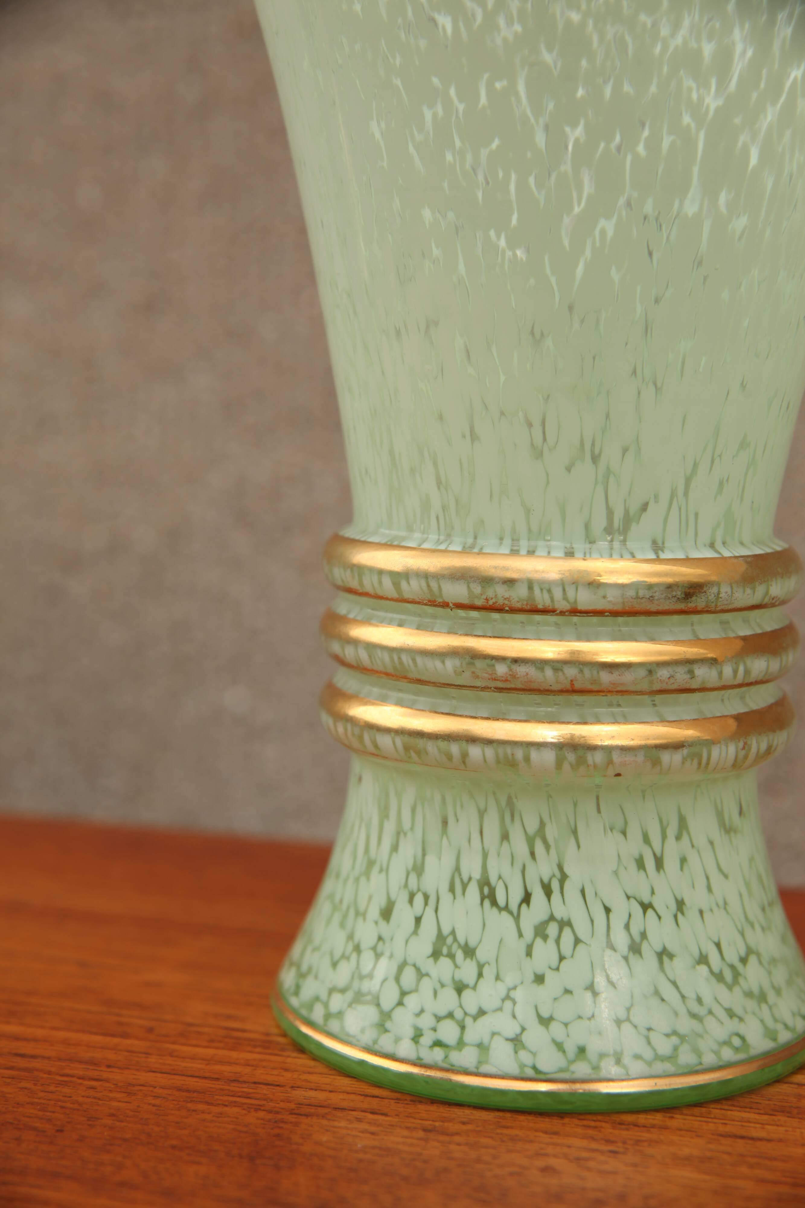 Vase vert d'eau moucheté à réhauts d'or circa 1970
