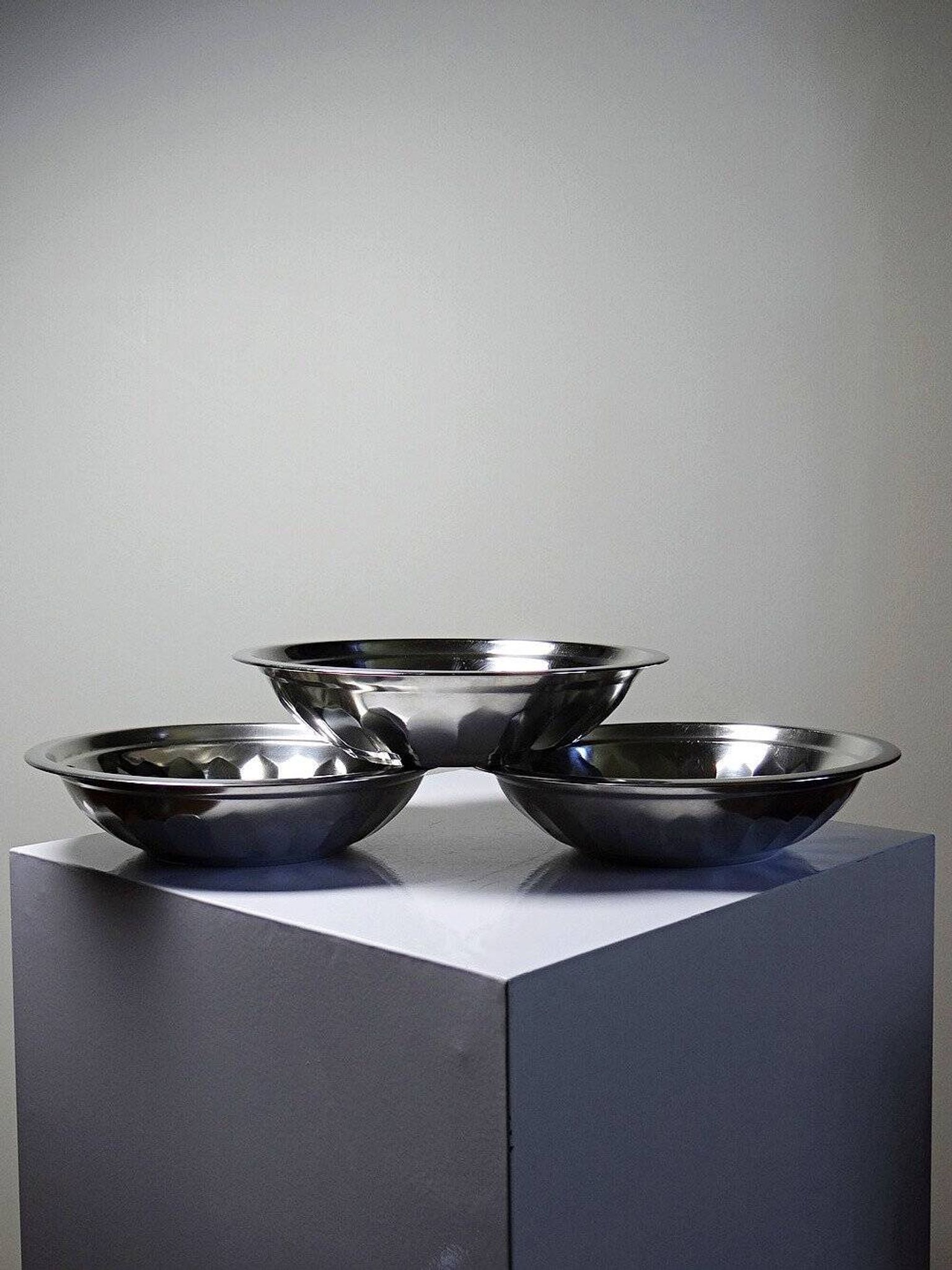 Set of 3 vintage stainless steel bowls from the 1980s.
