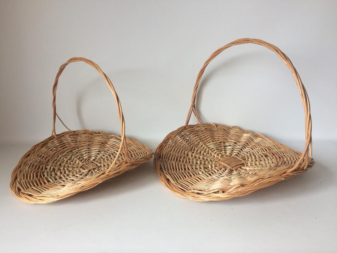 2 flat wicker baskets with handles