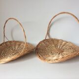 2 flat wicker baskets with handles