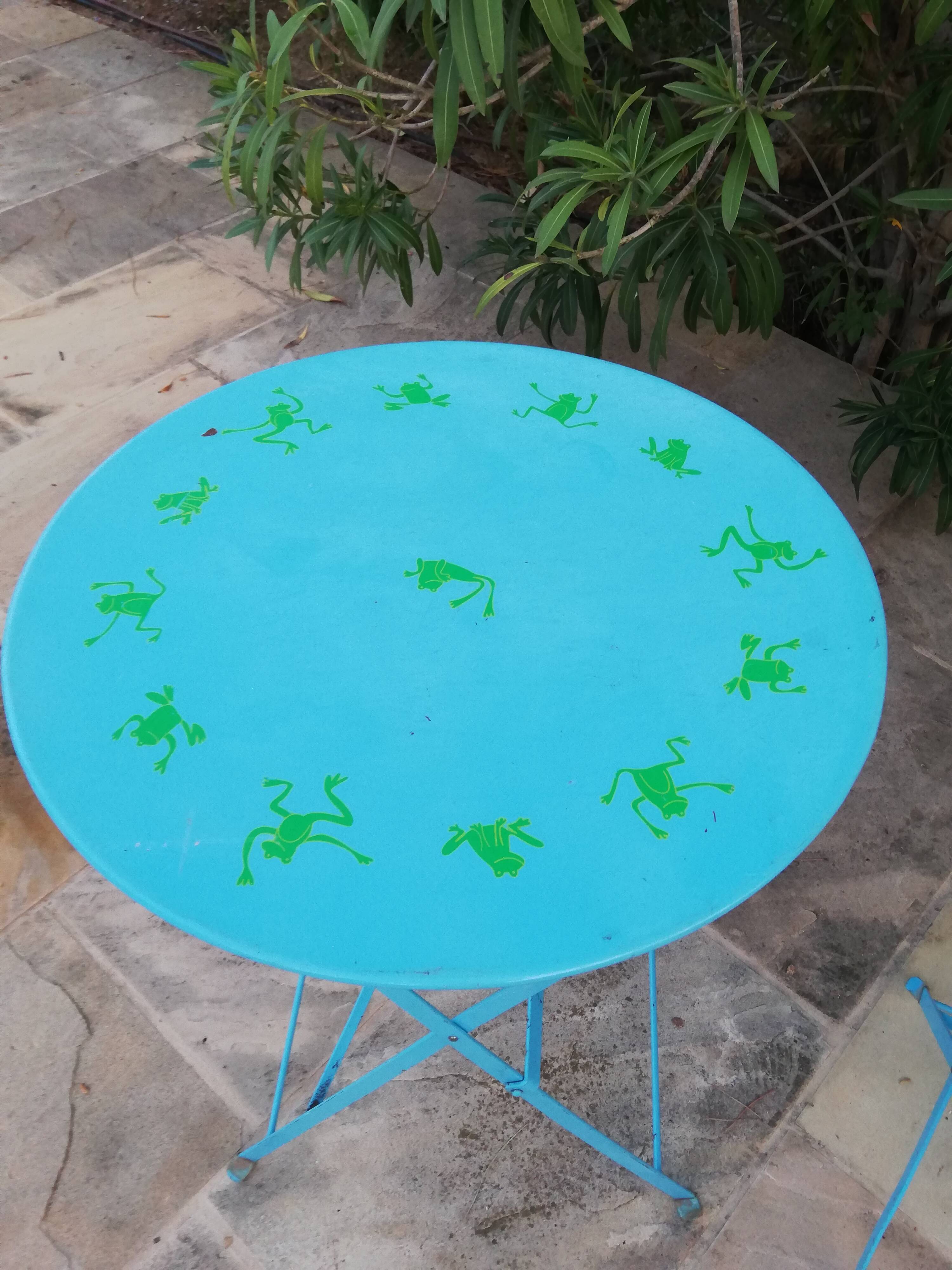 Garden pedestal with chair