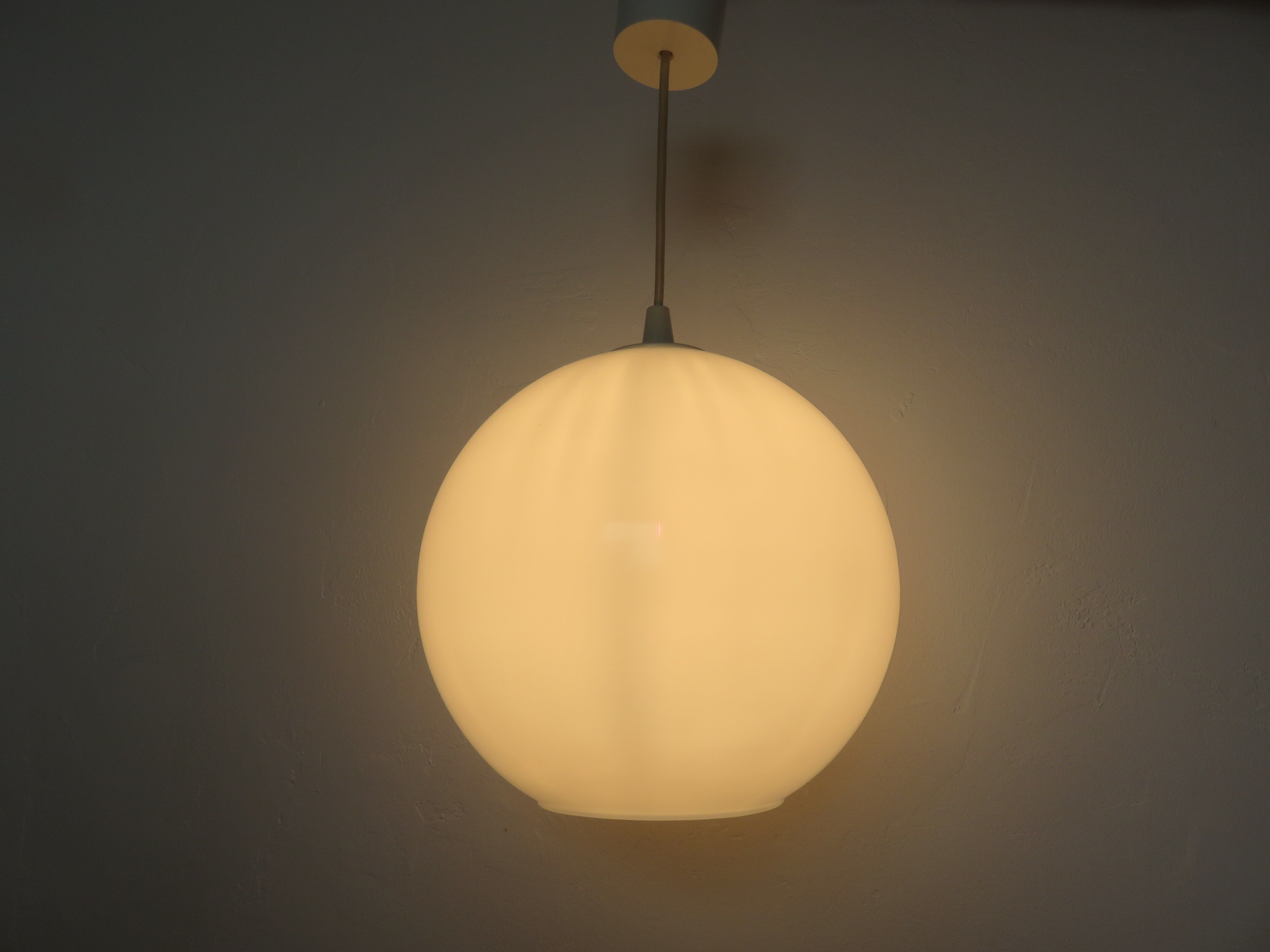 Suspension ball in white opaline 70s