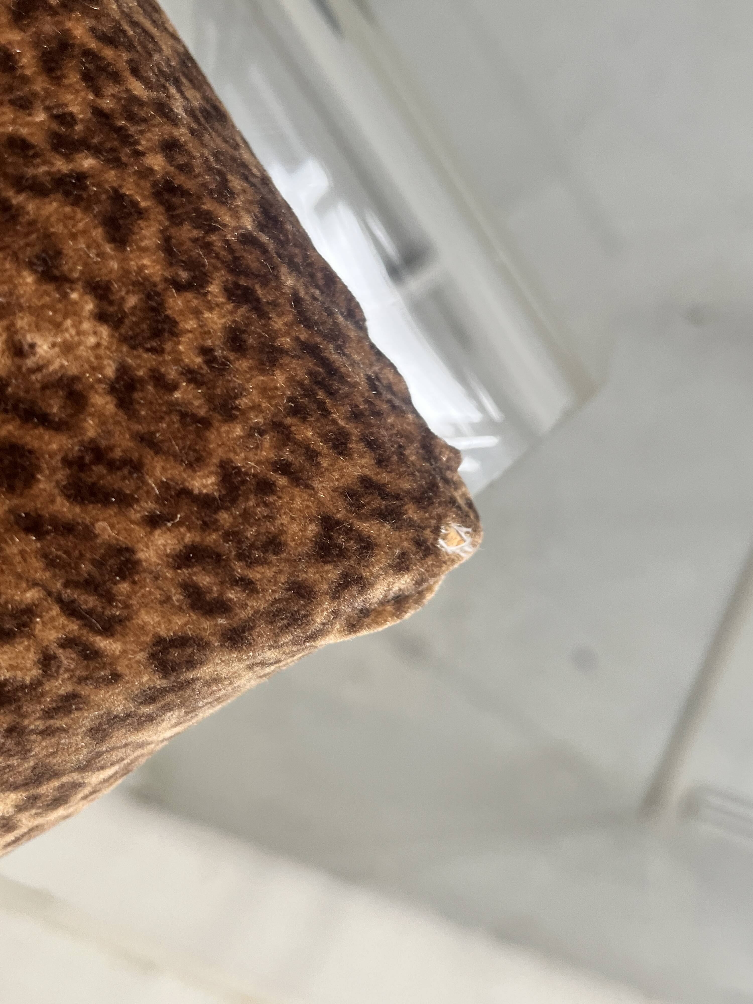 2 tabourets de bar en plexiglas, chrome et velours léopard, 1970