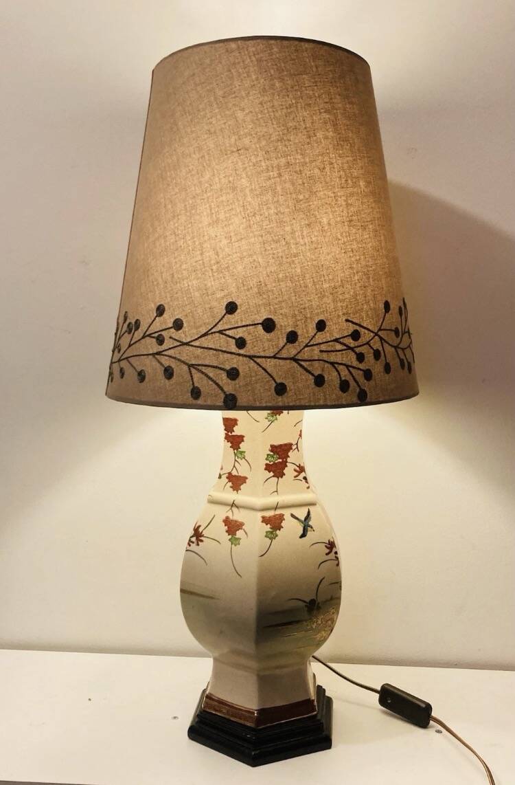 Vintage Asian lamp in ceramic with a wooden base, adjustable lampshade.
