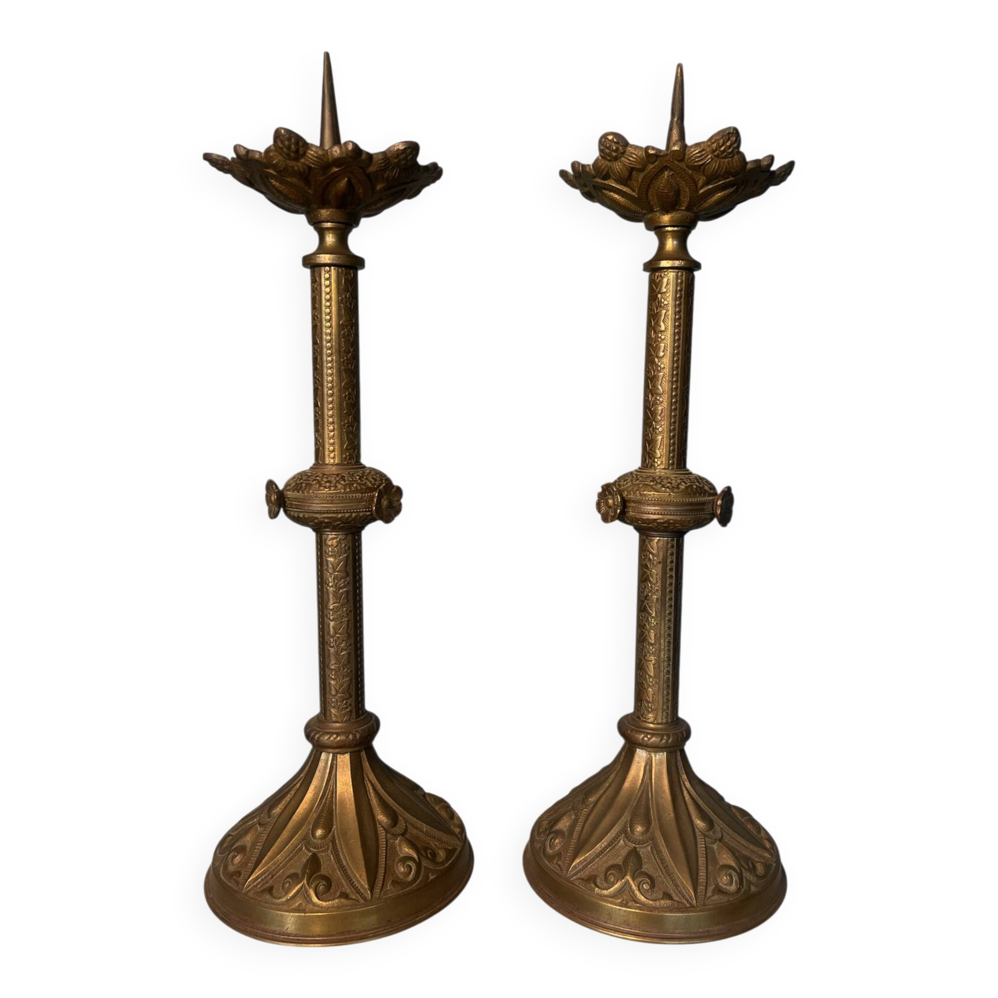 Paire de pique-cierges néo-gothiques en bronze