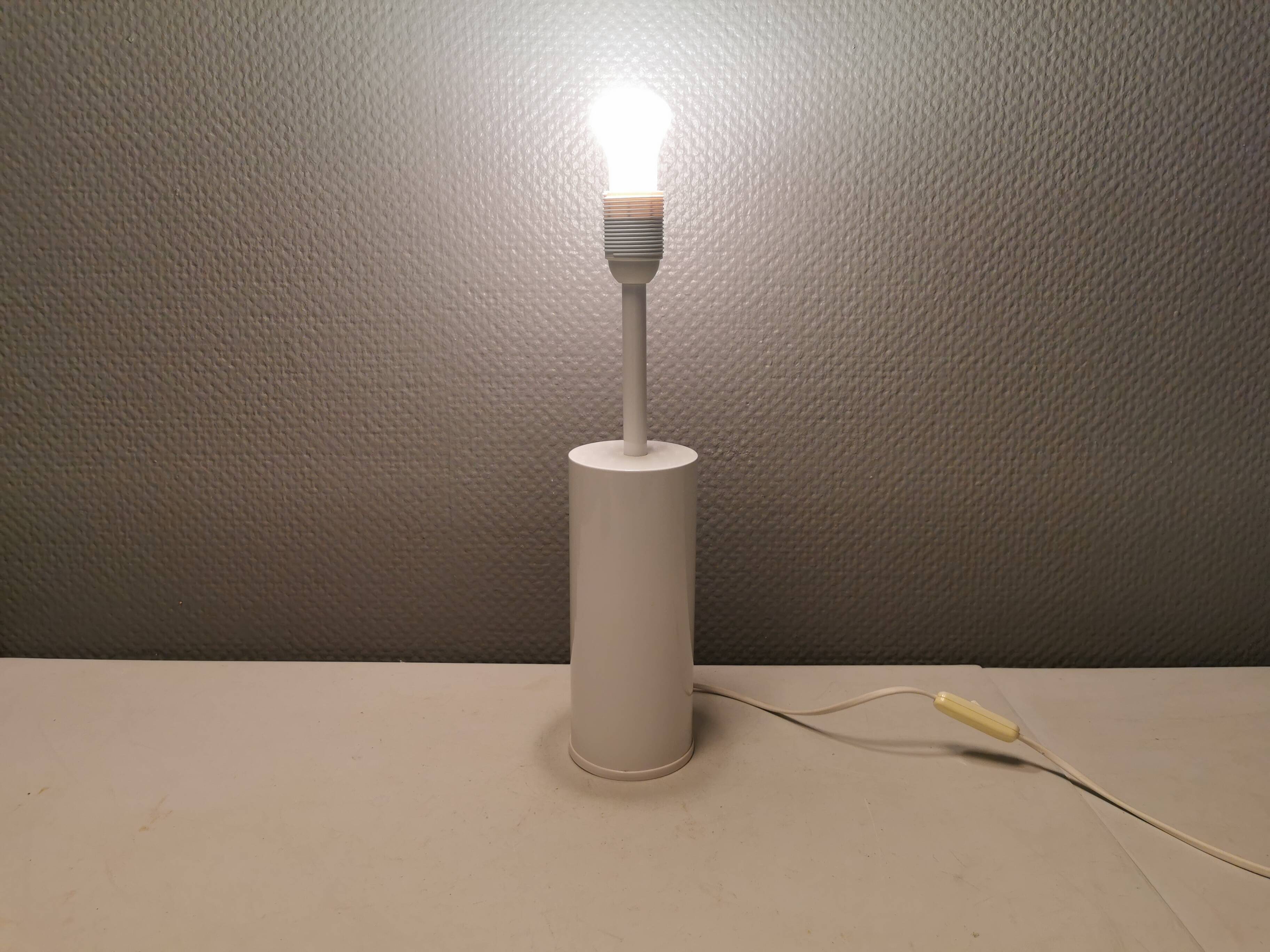 Classic table lamps in white lacquered metal from Danish Horn lighting 1980-90s.