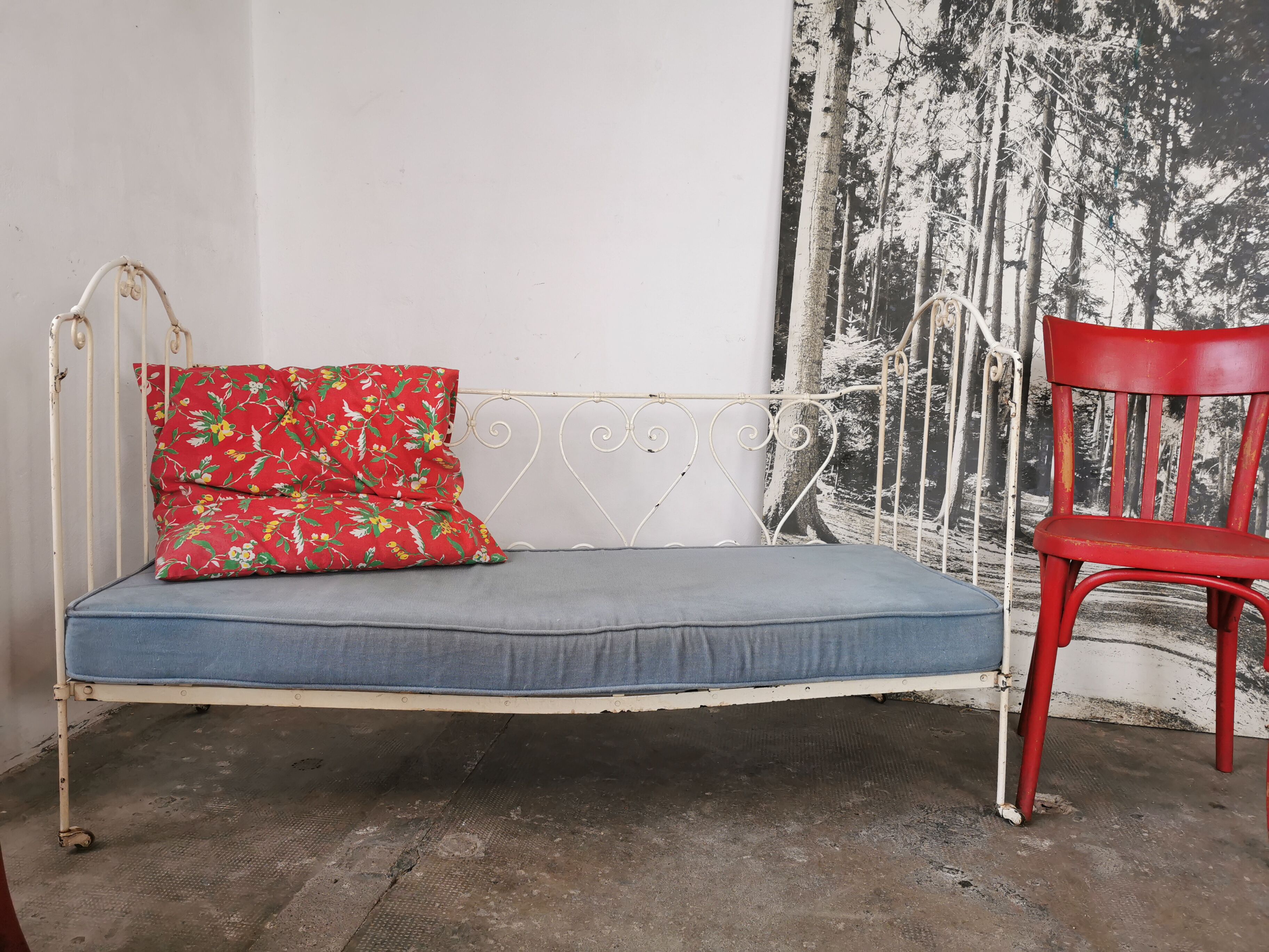 Bed, wrought iron bench