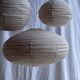 Très grande suspension en rotin et lin naturel japonisante ovale aplatie