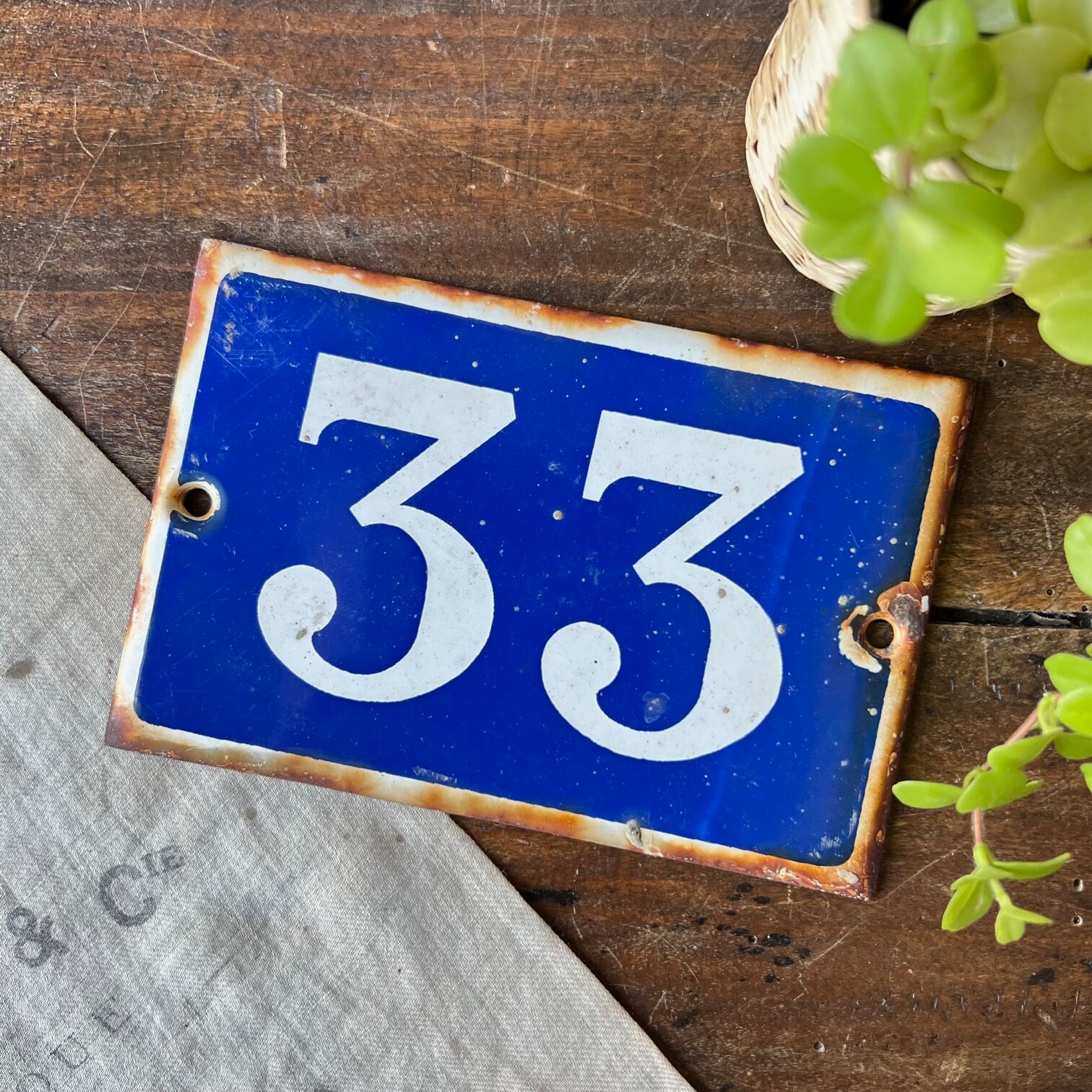 Plaque émaillée bleu "33"
