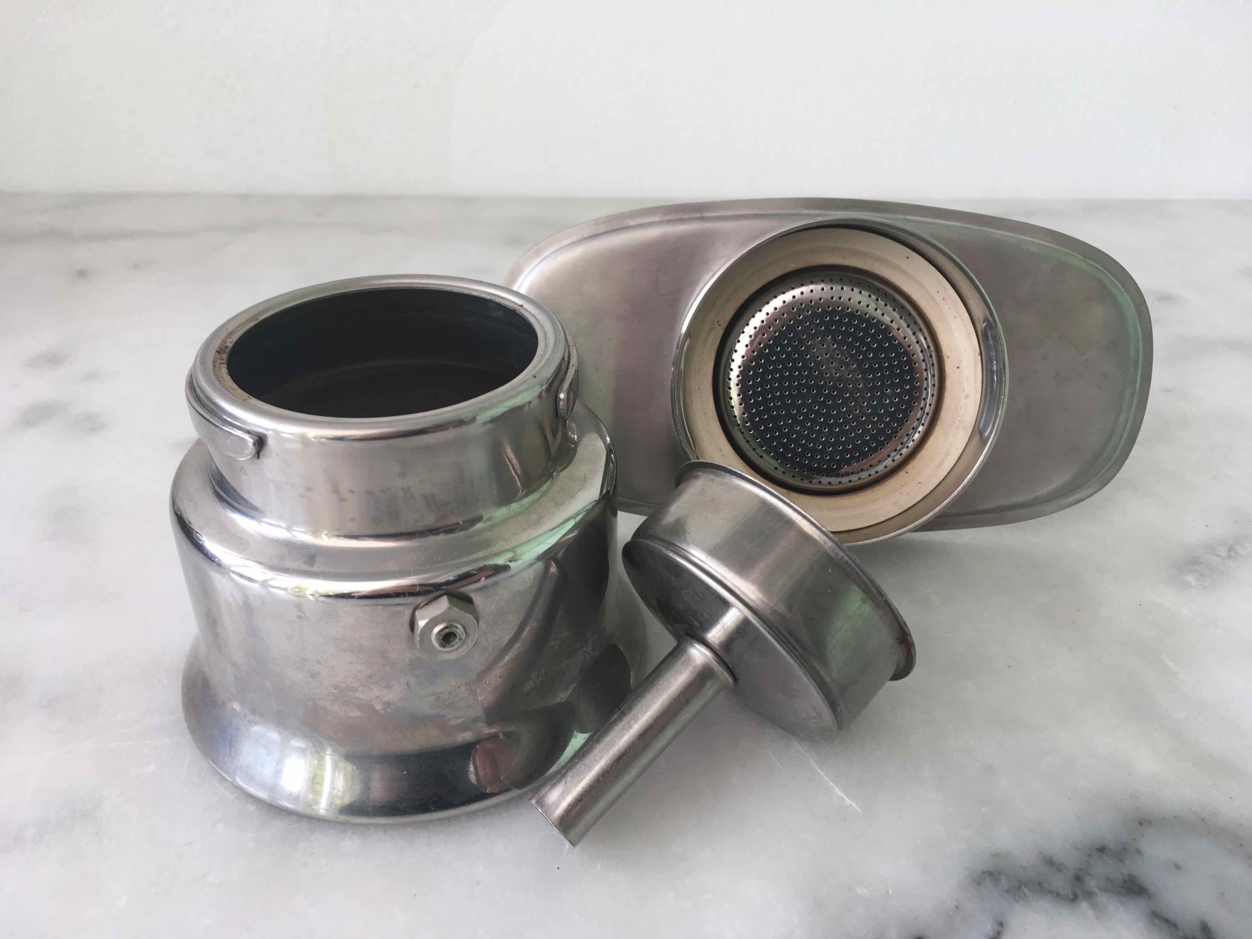 Cafetière italienne et tasses en inox