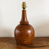 Pied de lampe en bois tourné signé