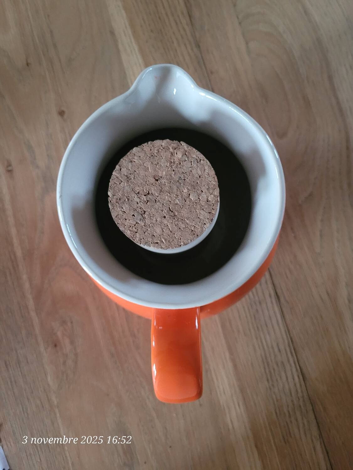 Carafe or pitcher with ice reservoir