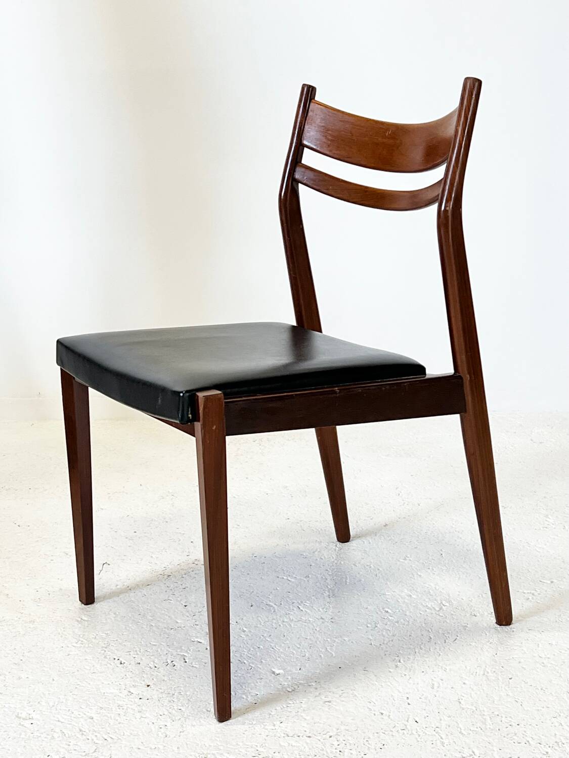 4 chaises scandinaves