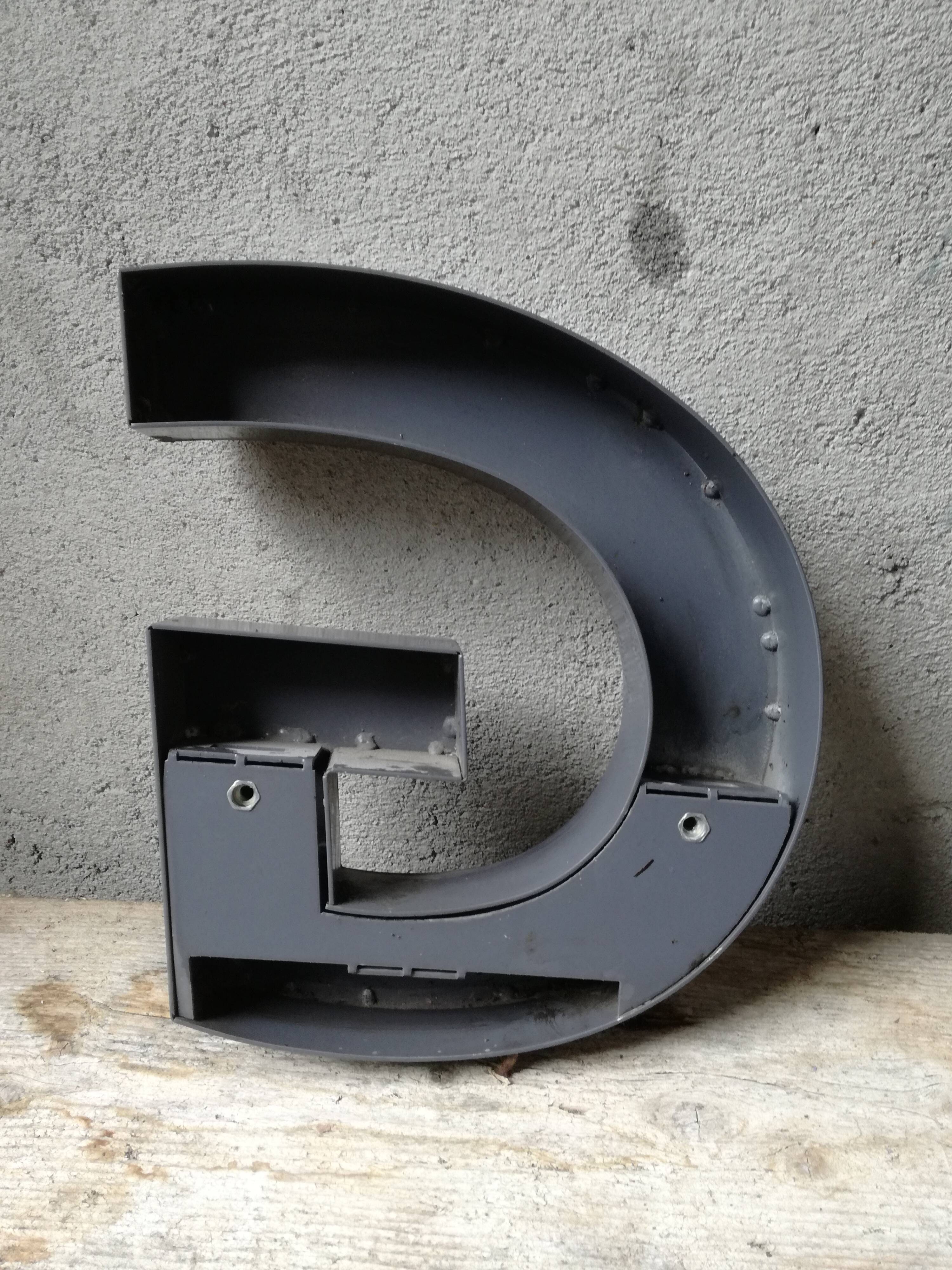 Lettre en métal g