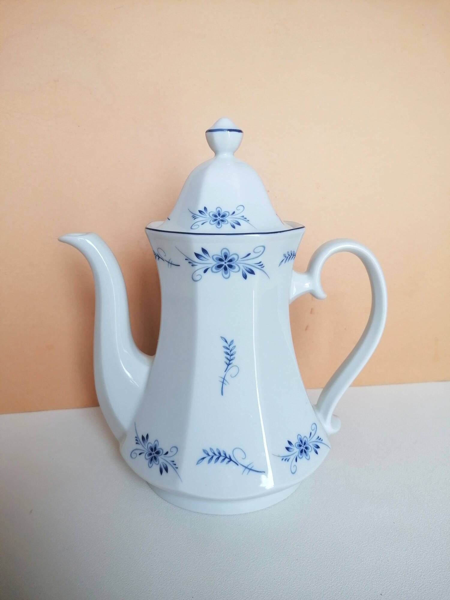 Porcelain teapot Winterling Marktleuthen Bavaria white blue
