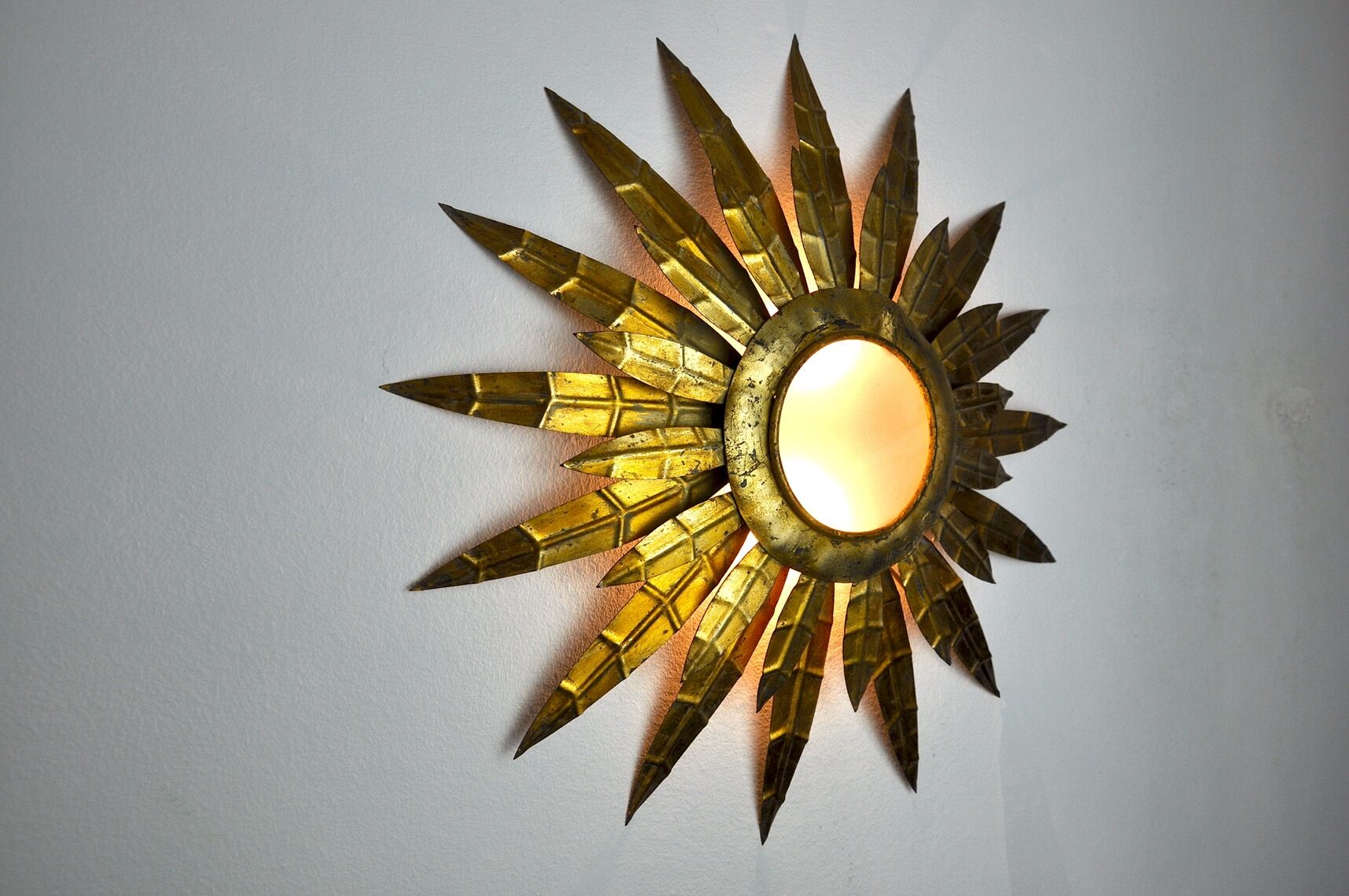 Applique florale soleil brutaliste, métal doré, Italie, 1970