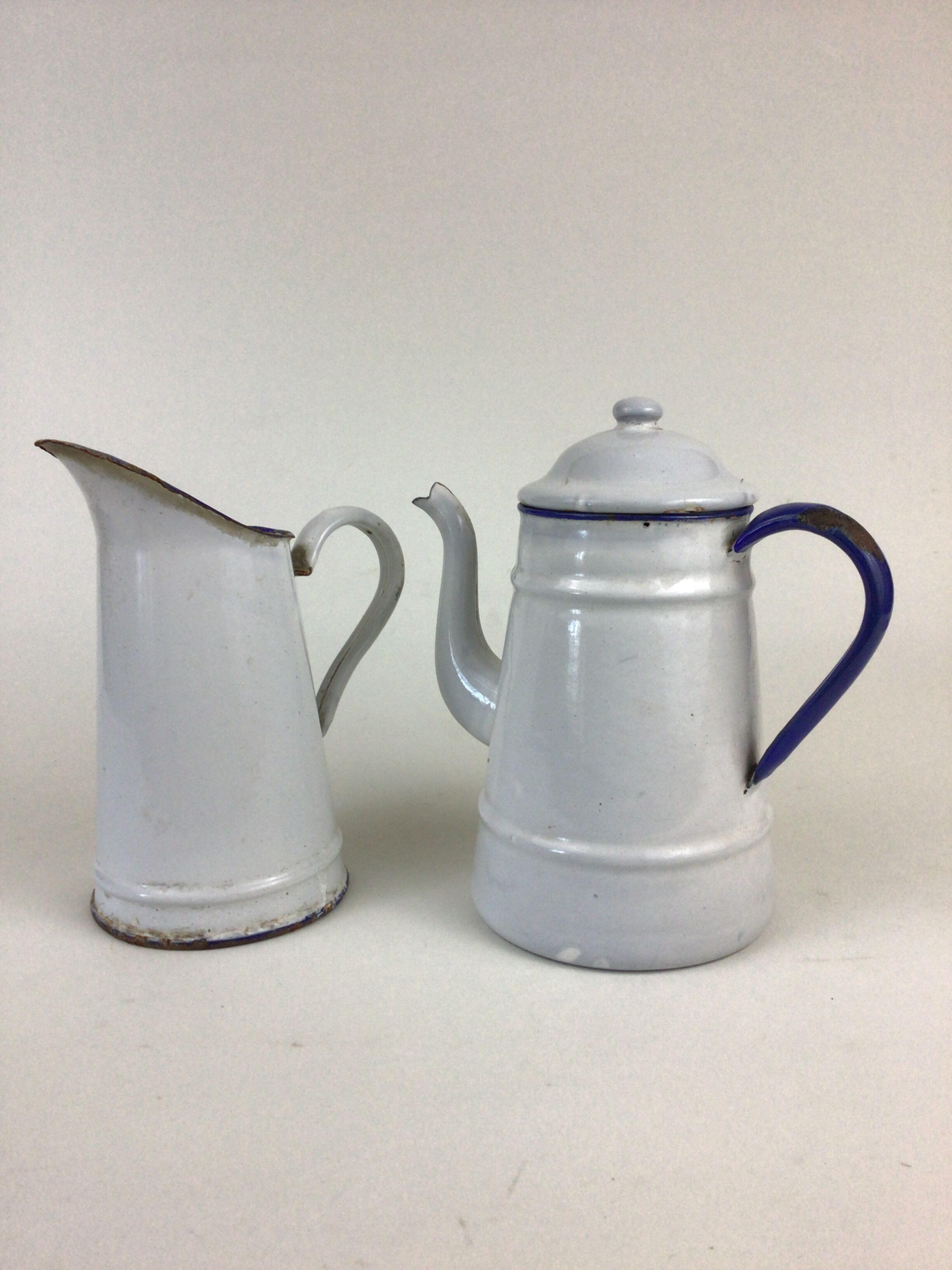 Coffee maker and enamelled sheet metal broc