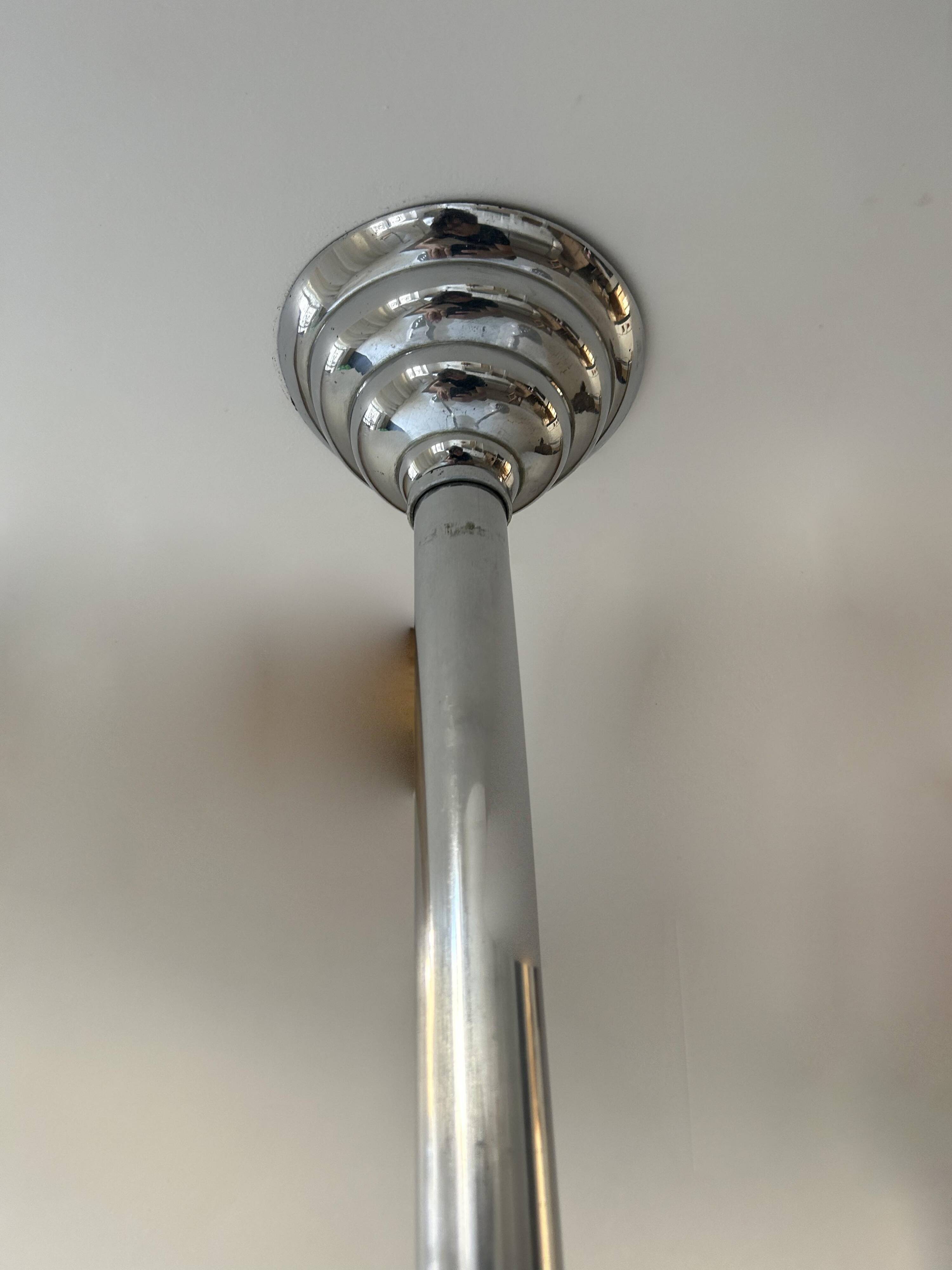 Lustre moderniste art déco, métal chromé et opaline, France 1930