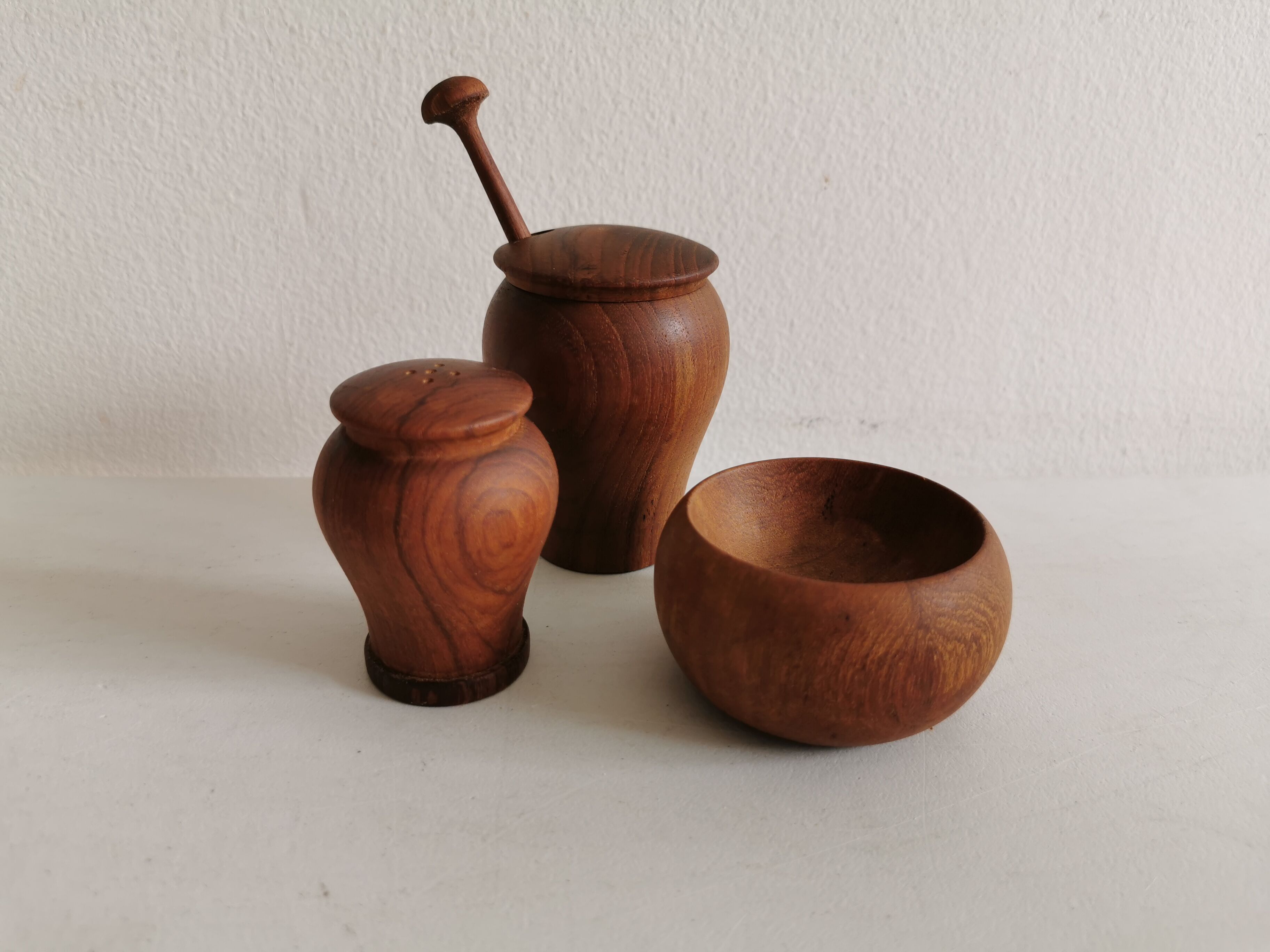 Small, beautiful lot consisting of a salt cellar, pepper shaker and honey jar.