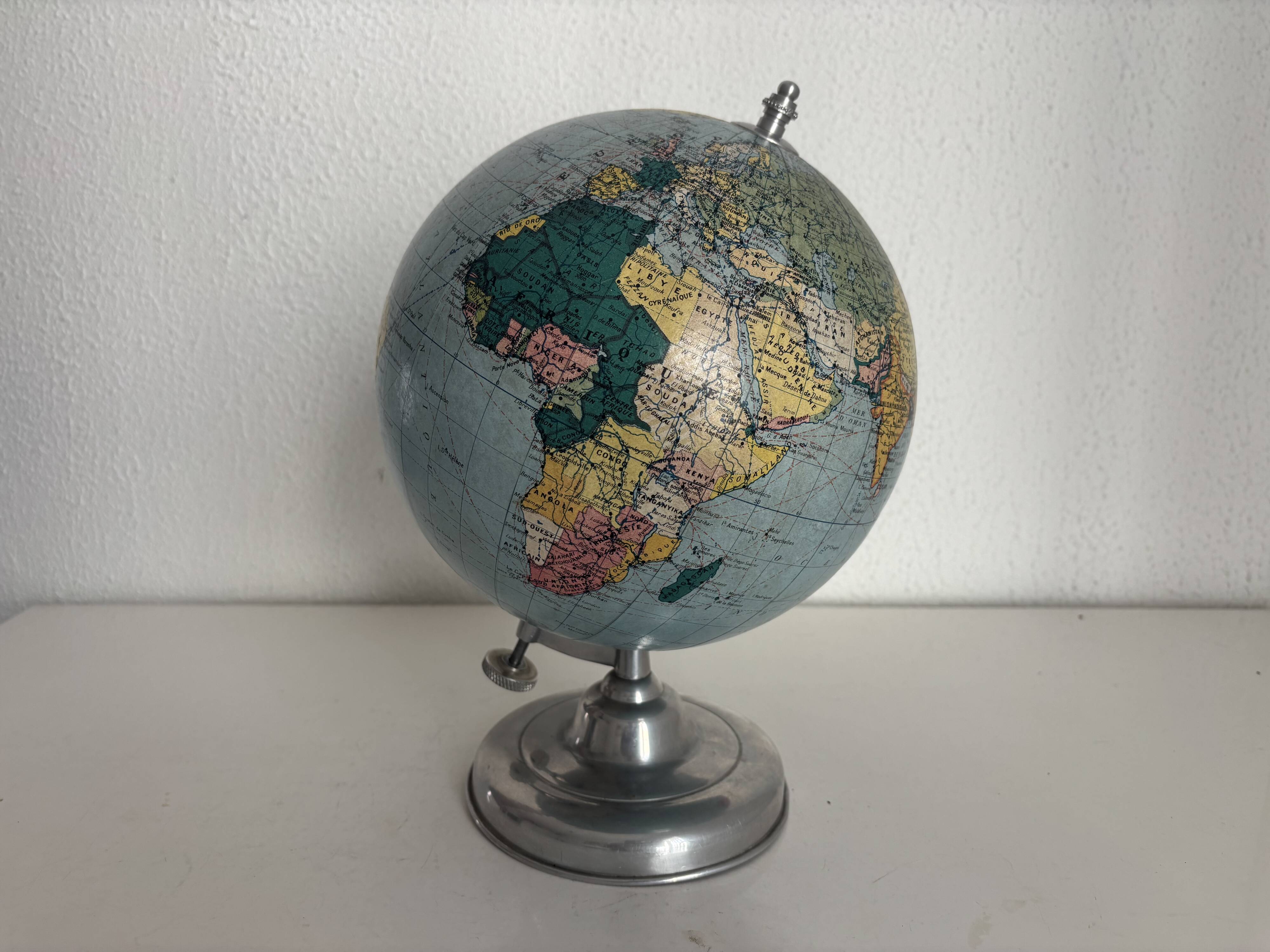 Vintage terrestrial globe 1947 Taride Paris - 29 cm