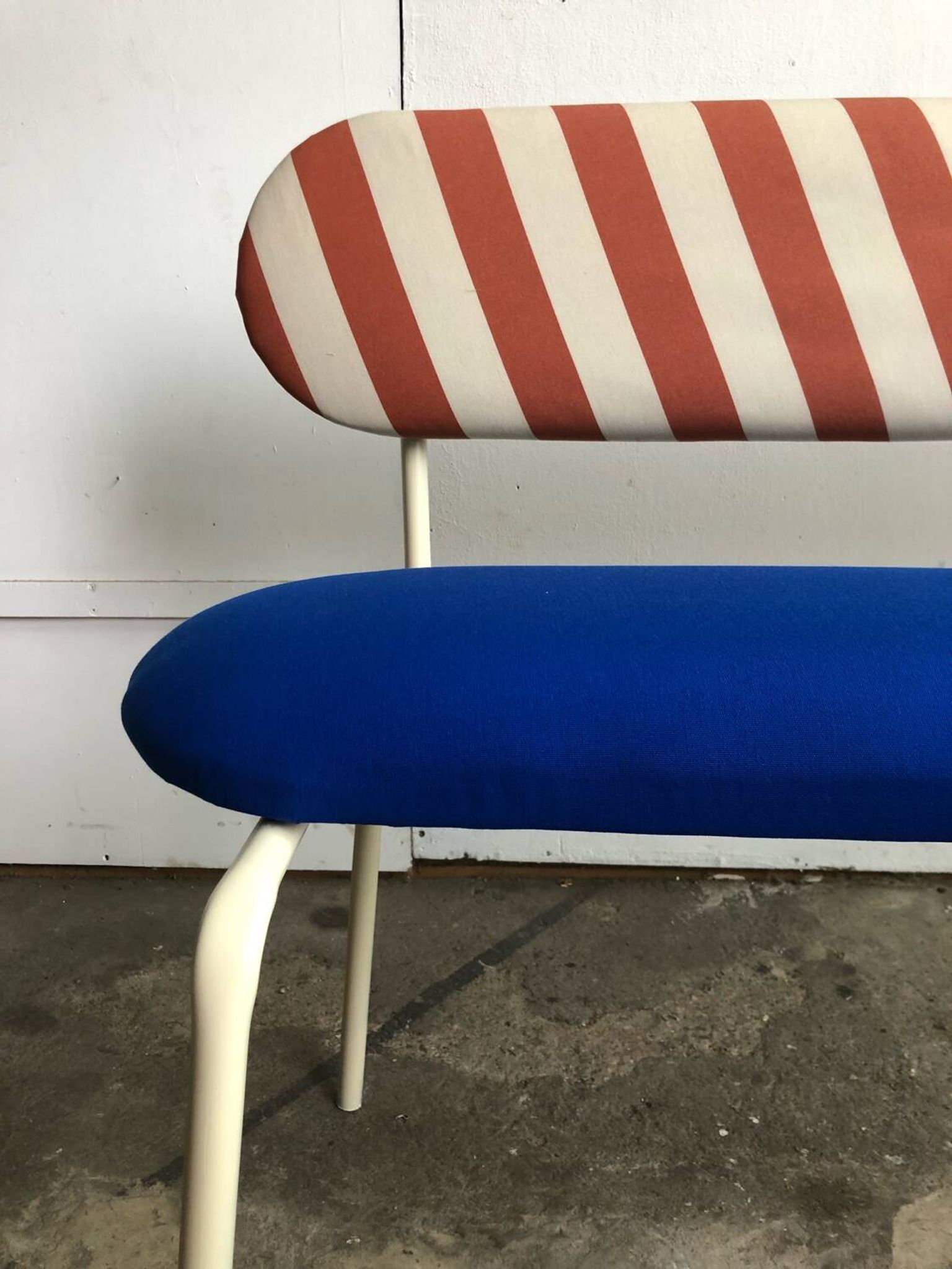 Banc contemporain en tissu