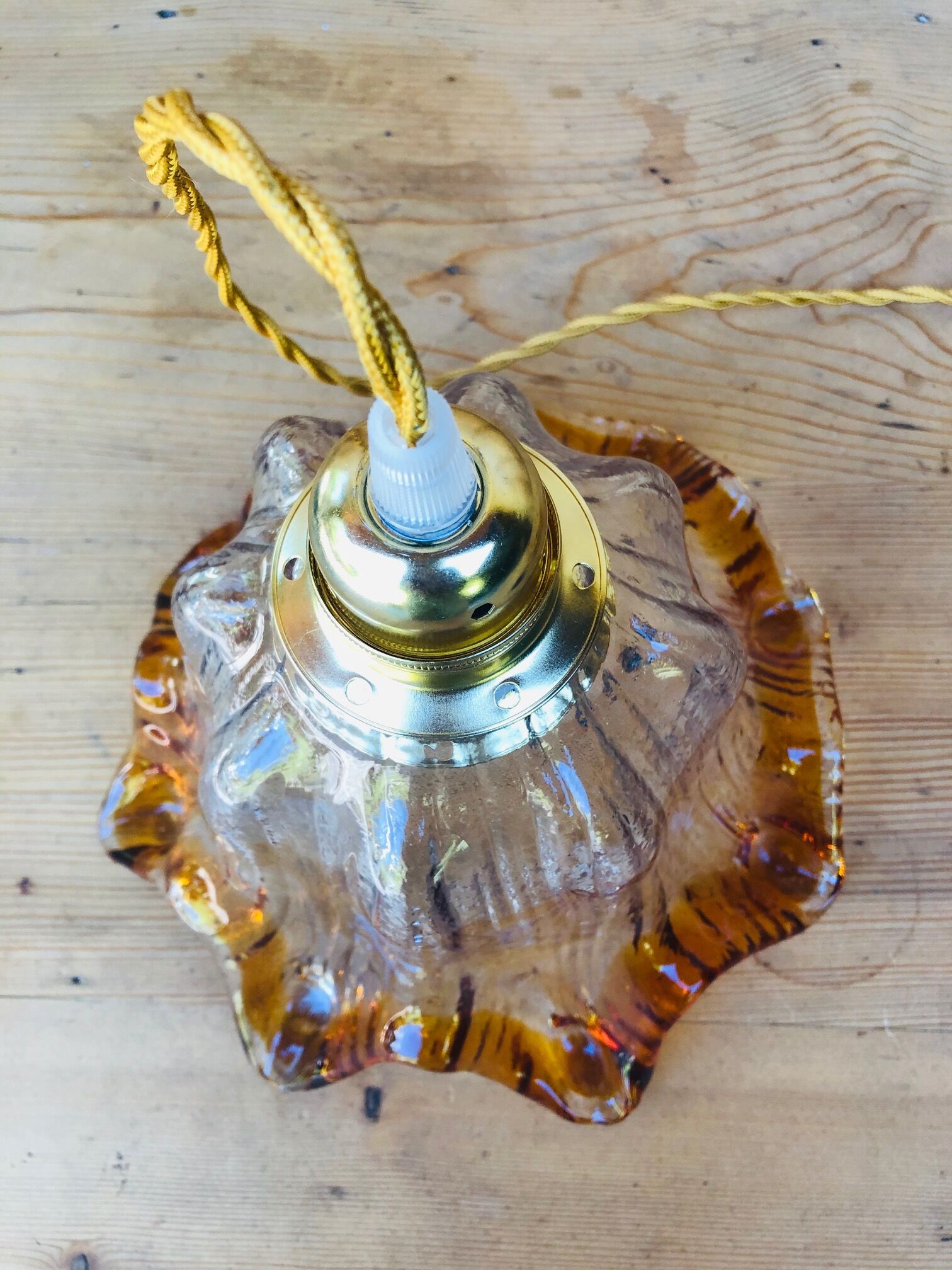 Suspension forms tulip in Murano glass has coppery edge.