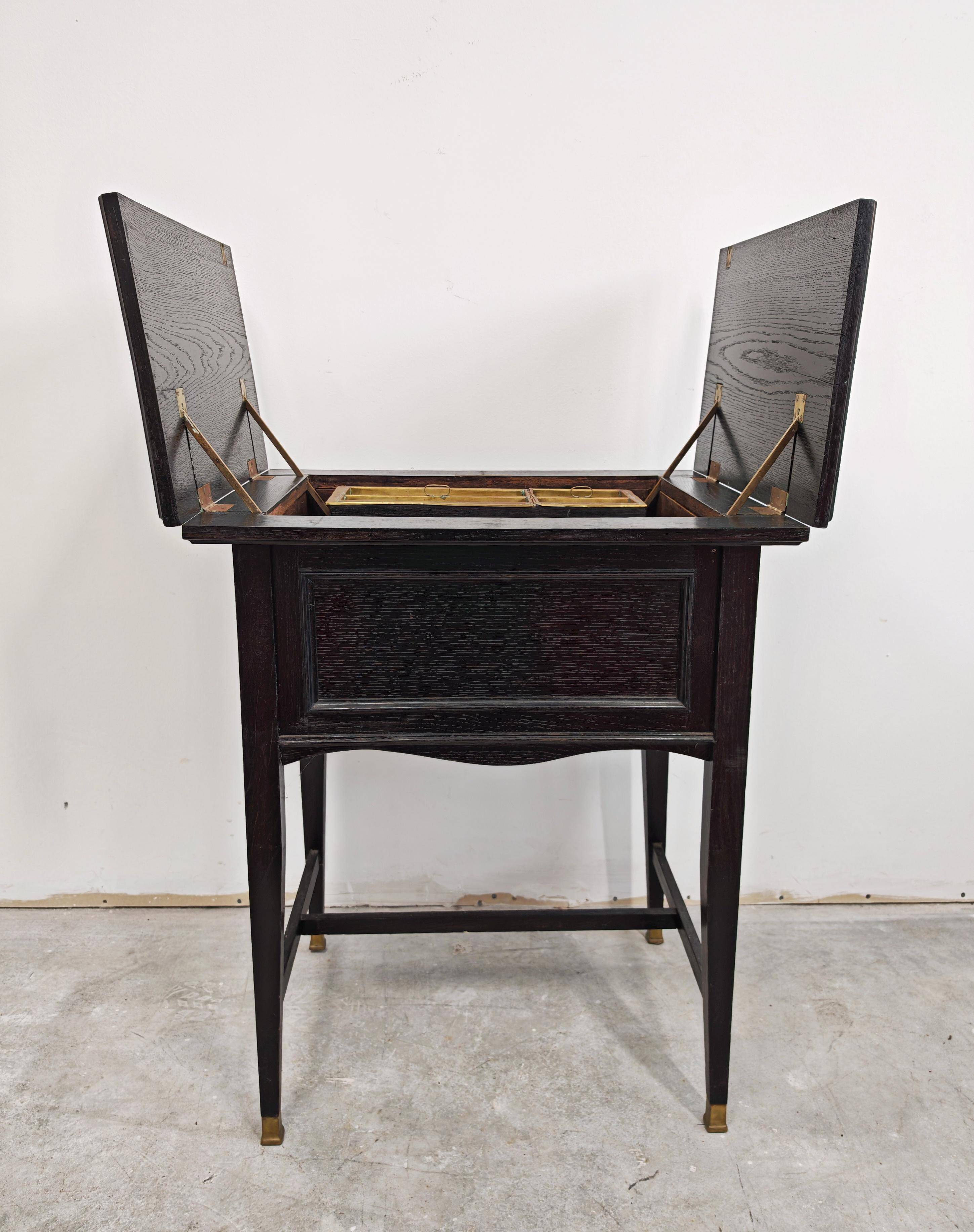 Cabinet de bar Sécession de Vienne en chêne noirci et laiton 1910