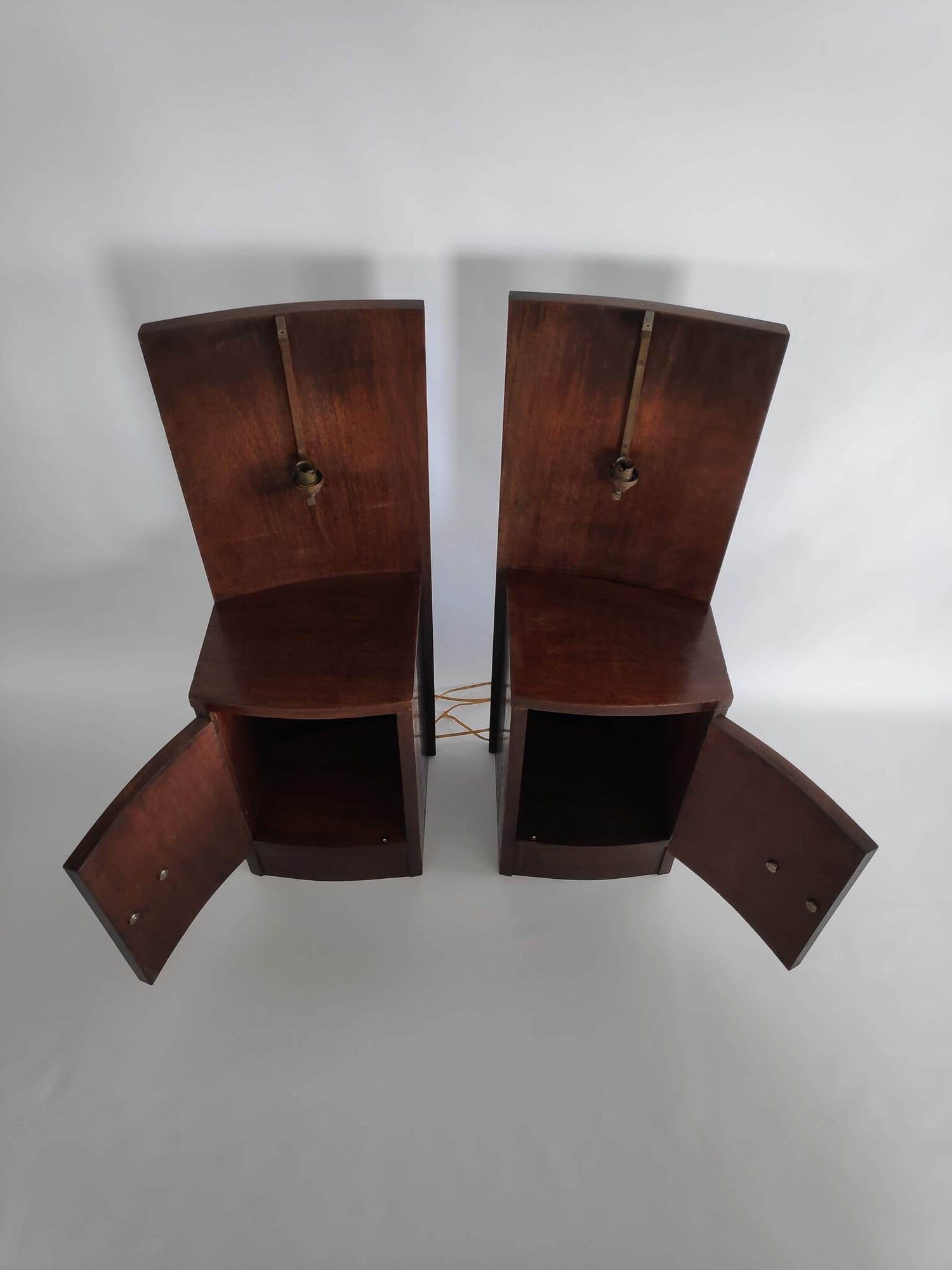 Paire de tables de chevets Art Déco éclairées en bois et laiton