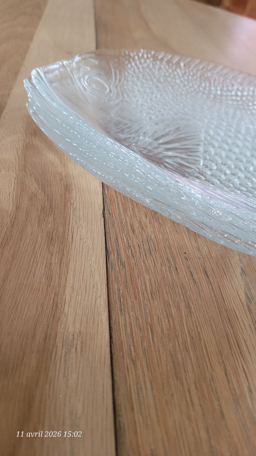 4 transparent glass fish plates