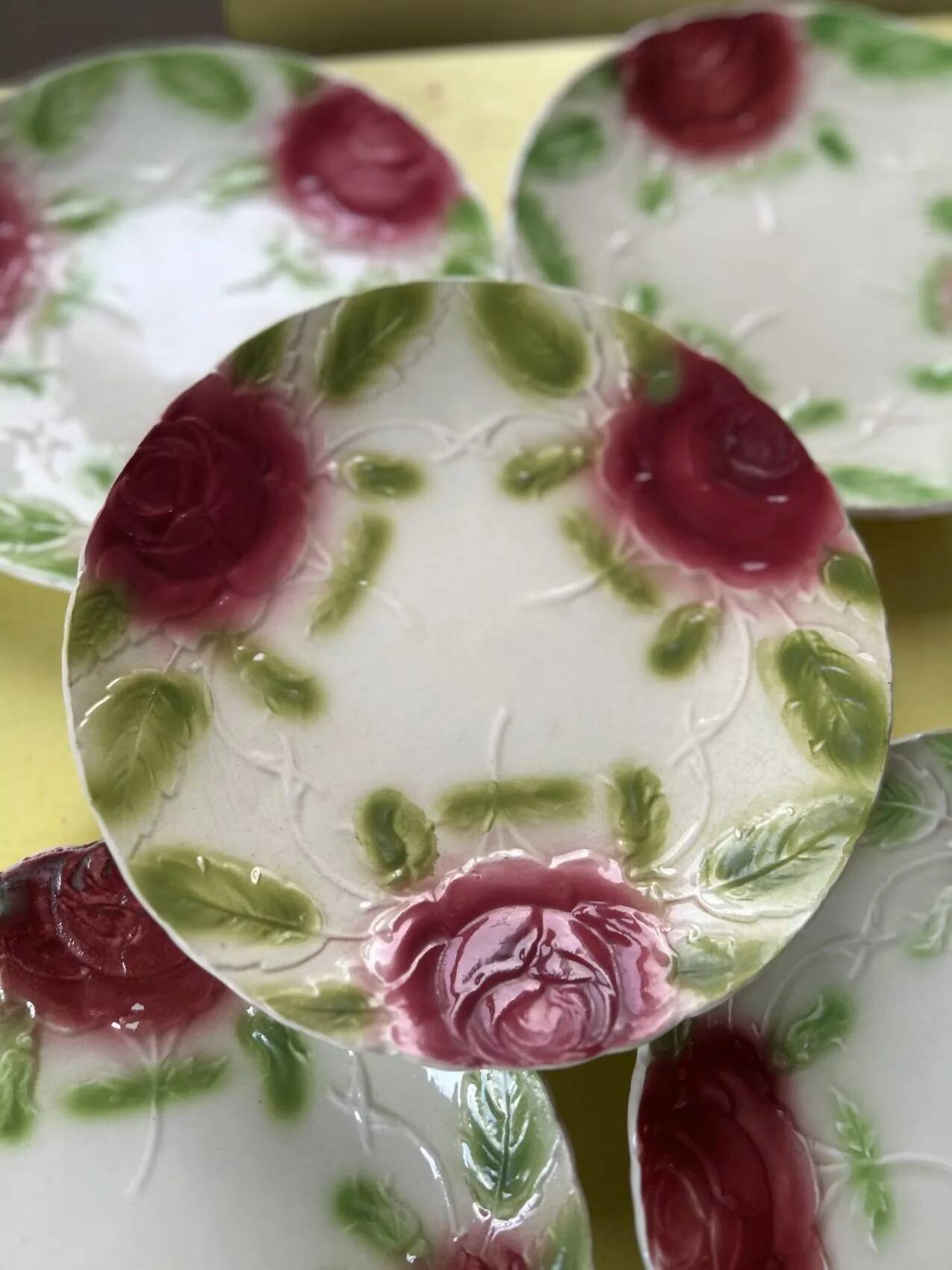 Set of 8 barbotine plates, the Onnaing roses – early 20th century