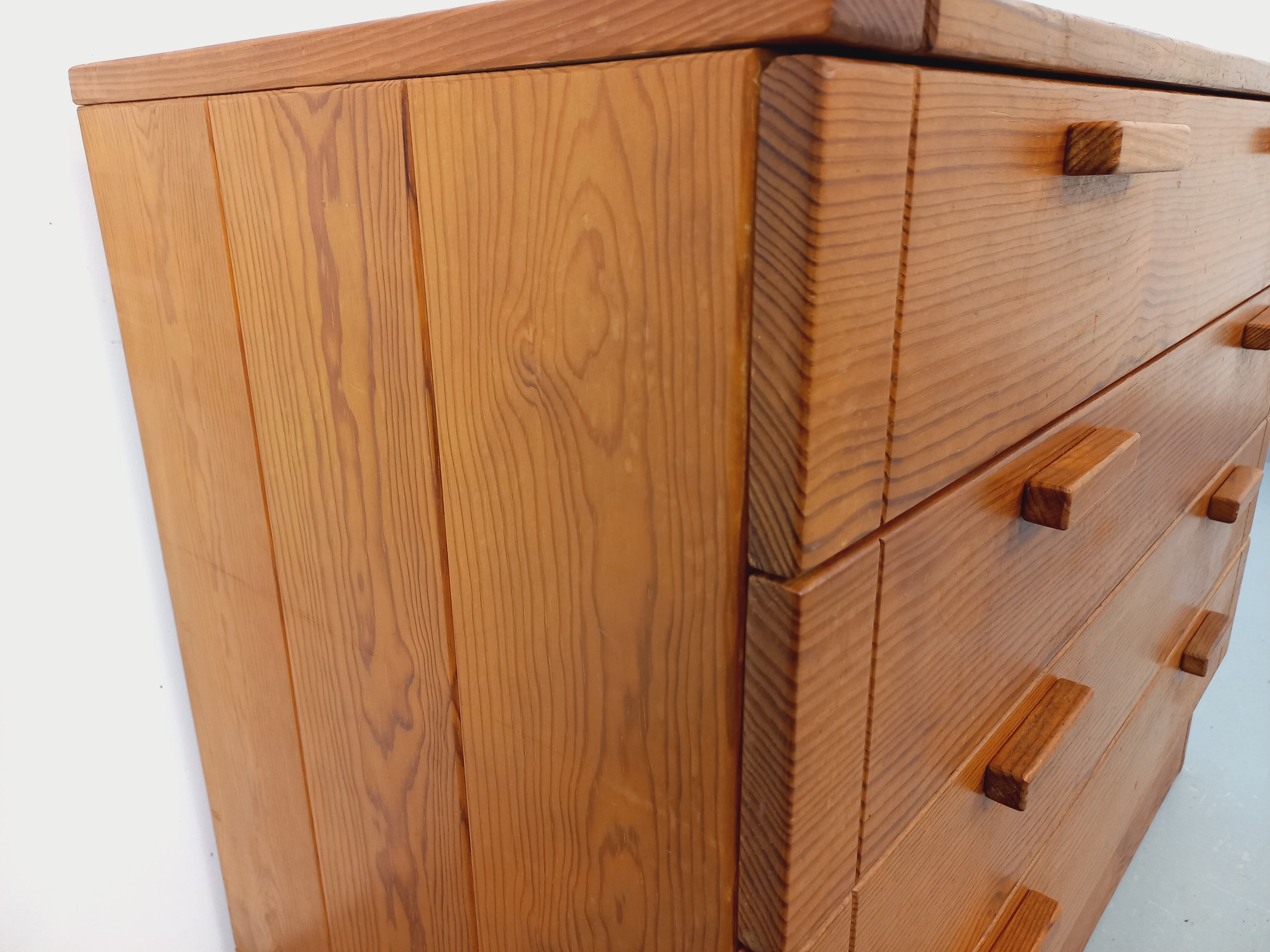 Vintage pine chest of drawers from the 1970s.