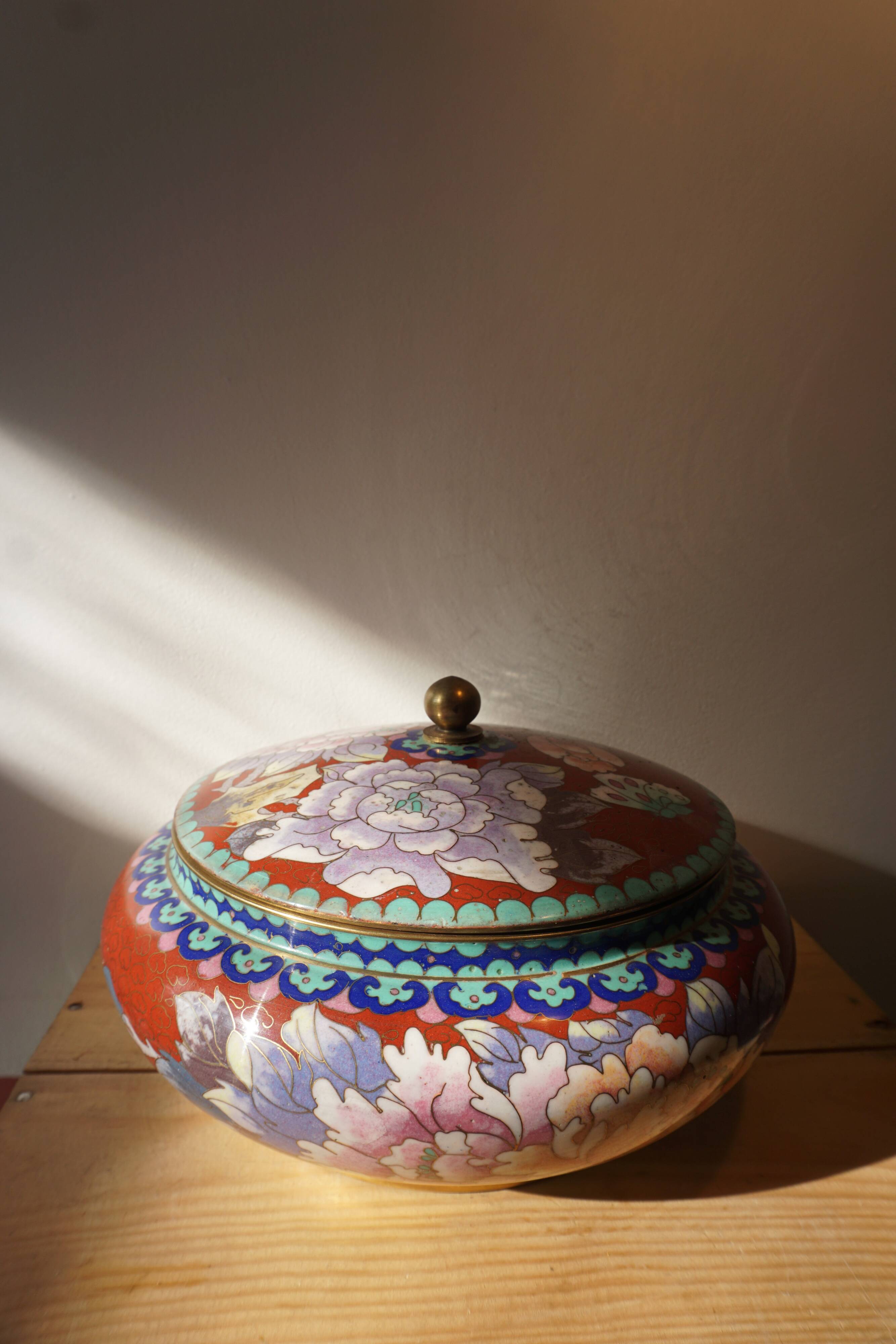Plat chinois en émaux cloisonnés - seconde moitié du XX° siècle.