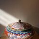 Plat chinois en émaux cloisonnés - seconde moitié du XX° siècle.