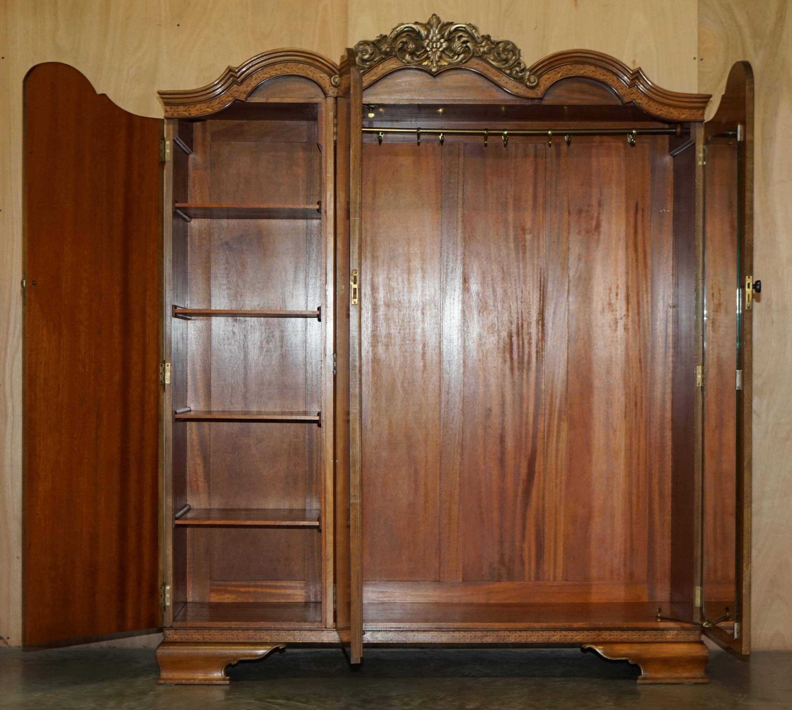 Armoire triple en placage de noyer Waring & Gillow