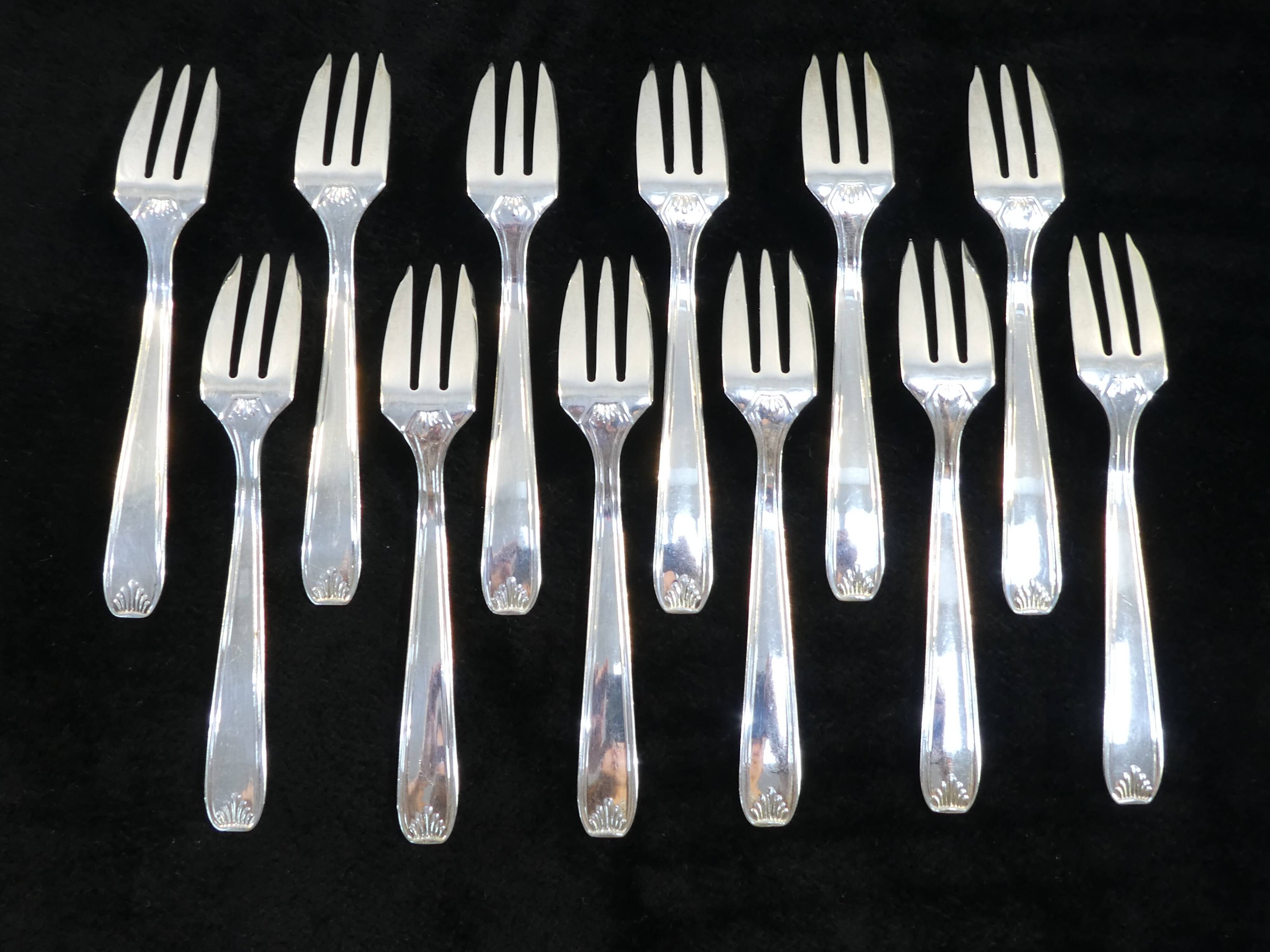 12 forks with silver metal cakes
